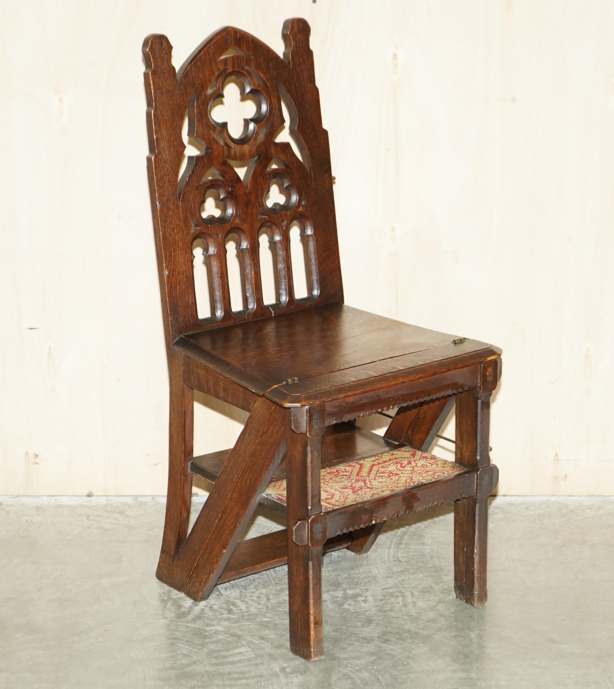 Nous sommes ravis d'offrir à la vente cette belle chaise de bibliothèque gothique métamorphique d'environ 1850 en chêne sculpté à la main avec des marches tapissées d'origine

Une pièce très charmante et de grande collection, conçue comme une