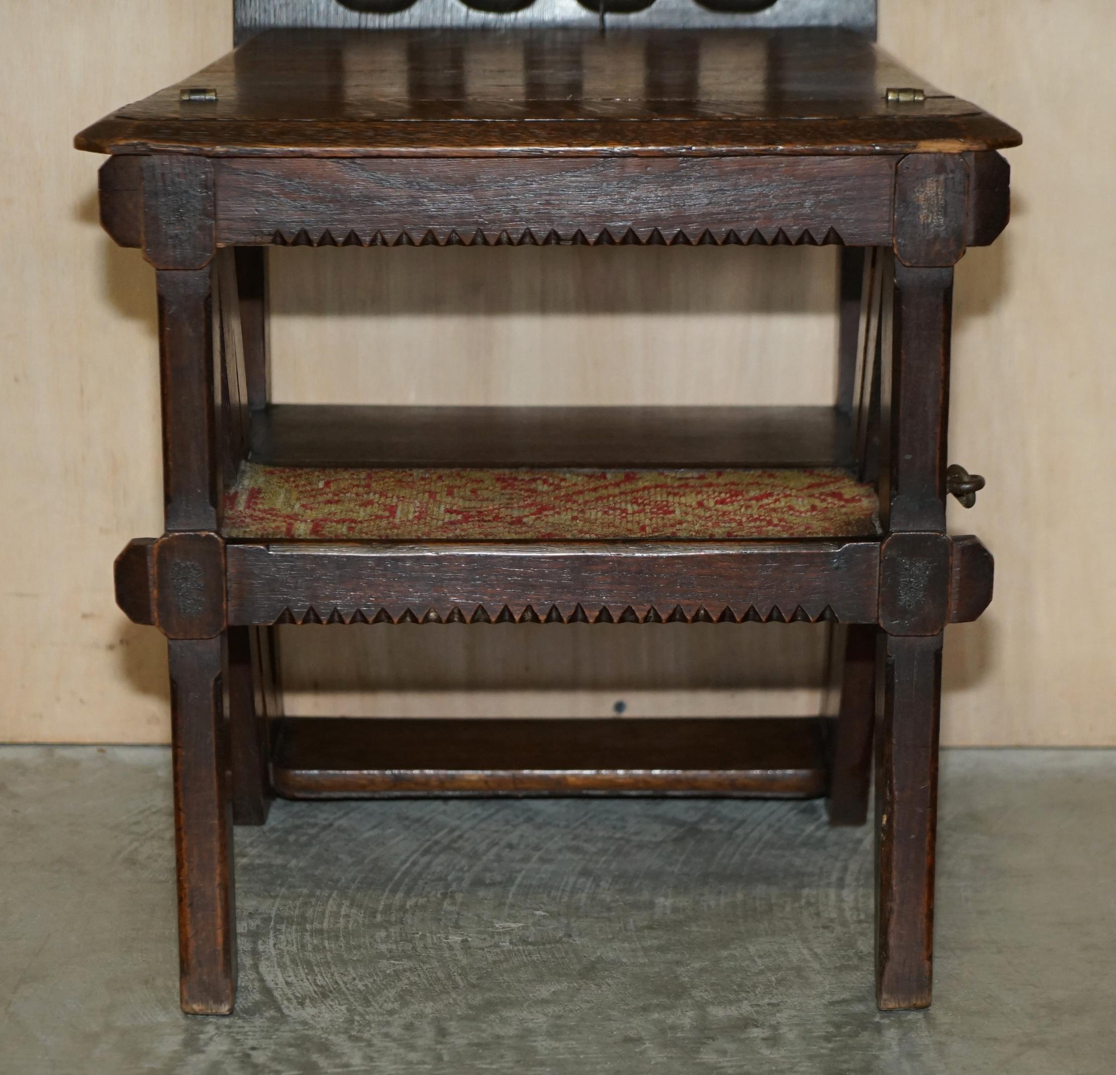Fait main Steps de chaise métamorphiques en chêne anglais sculptées de façon ornementale, marches de bibliothèque en vente