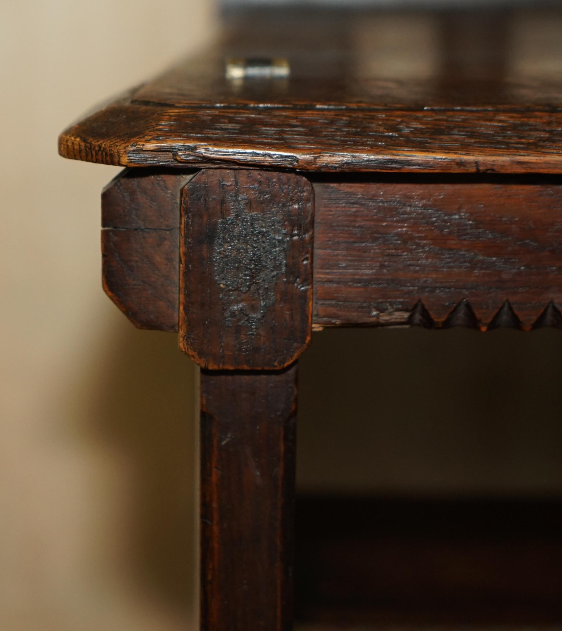 Milieu du XIXe siècle Steps de chaise métamorphiques en chêne anglais sculptées de façon ornementale, marches de bibliothèque en vente