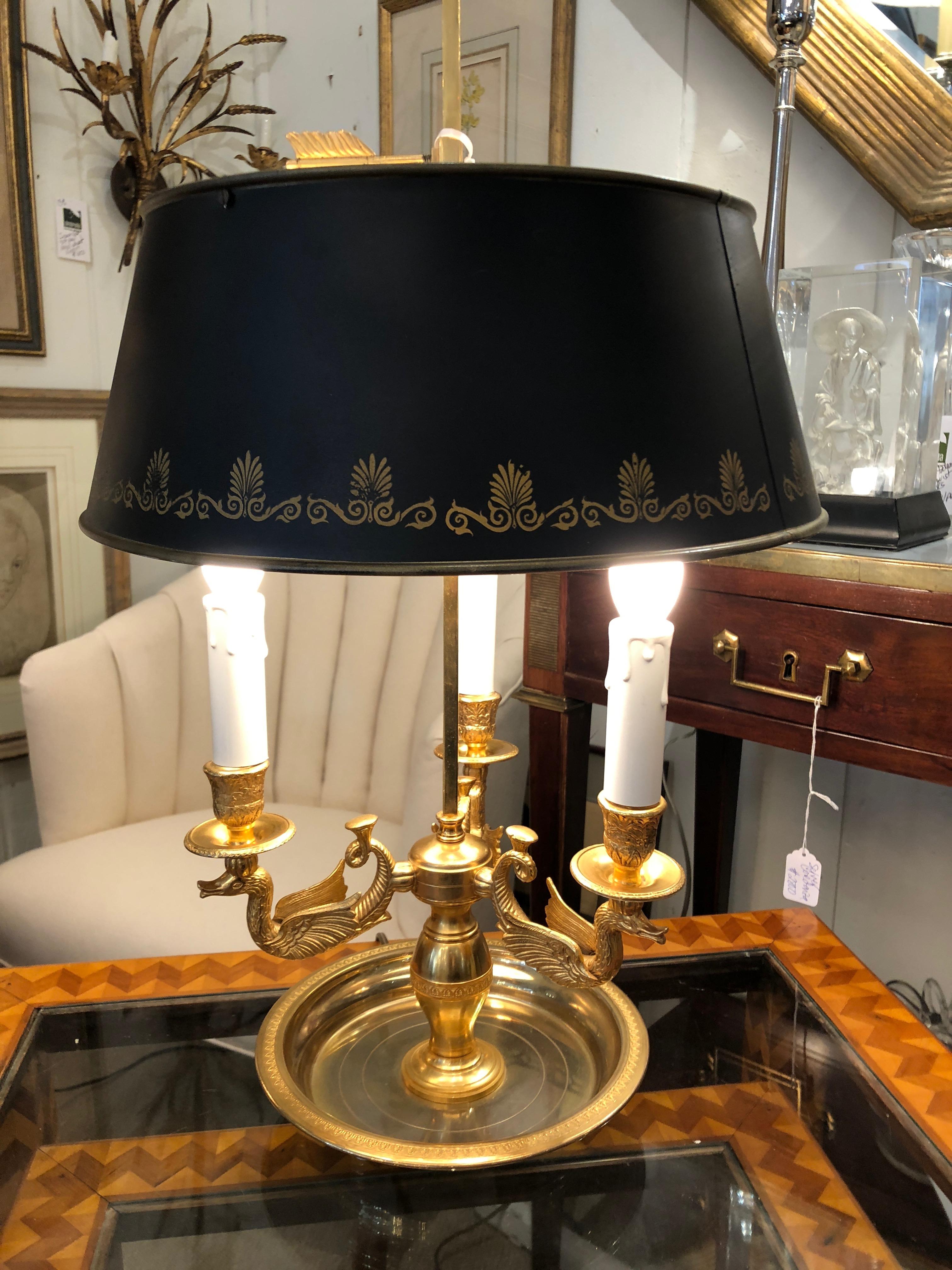 Je länger man sich diese wunderschöne, sorgfältig verzierte Bouilette-Tischlampe ansieht, desto mehr hübsche Details entdeckt man. Die 3 Arme sind Vögel, die Wippen sind geschnitzt und der Sockel ist untertassenförmig. Mit einem Pfeilverschluss