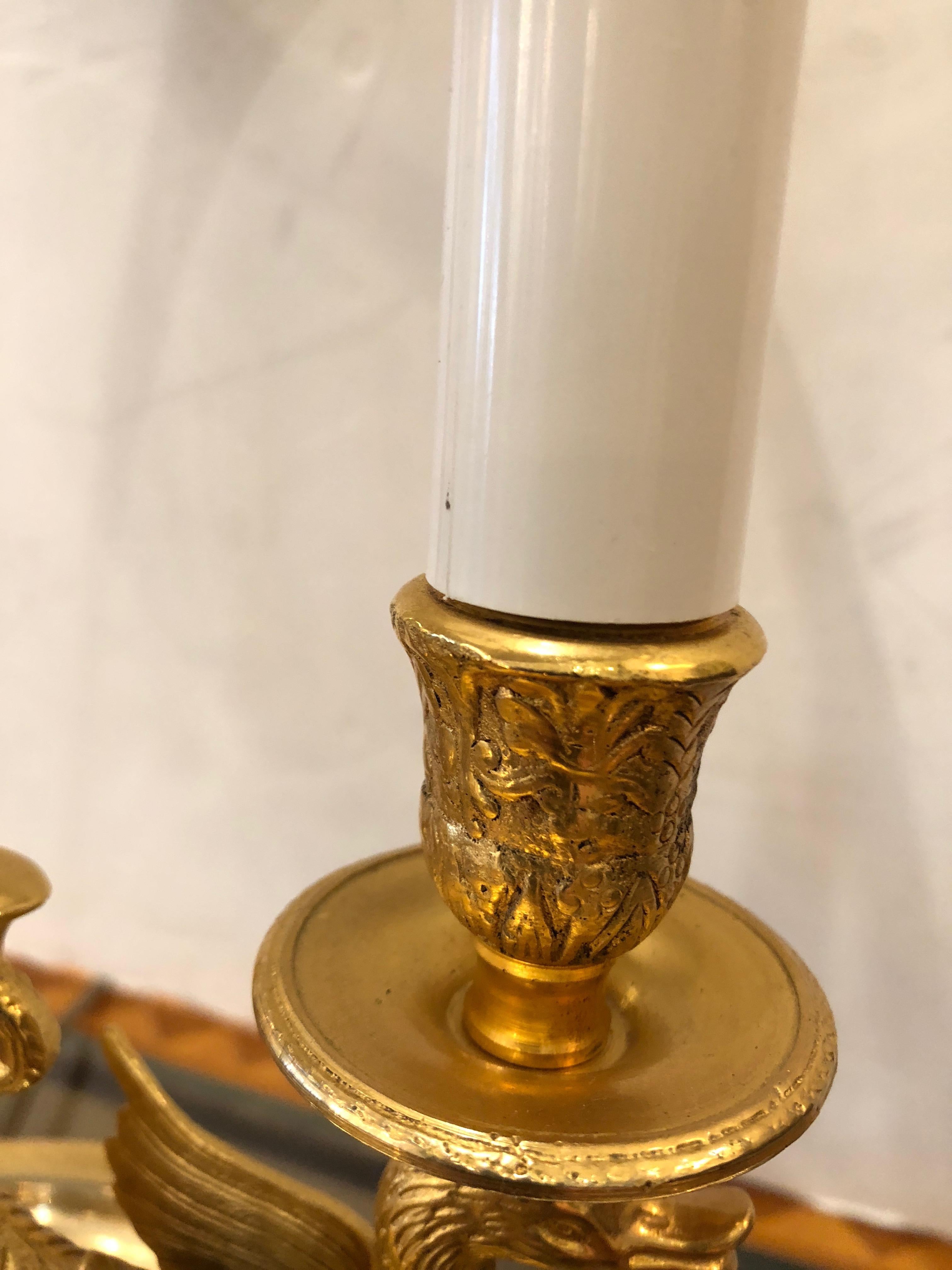 Verzierte schöne Bouilette-Tischlampe aus Messing mit Vögeln 4