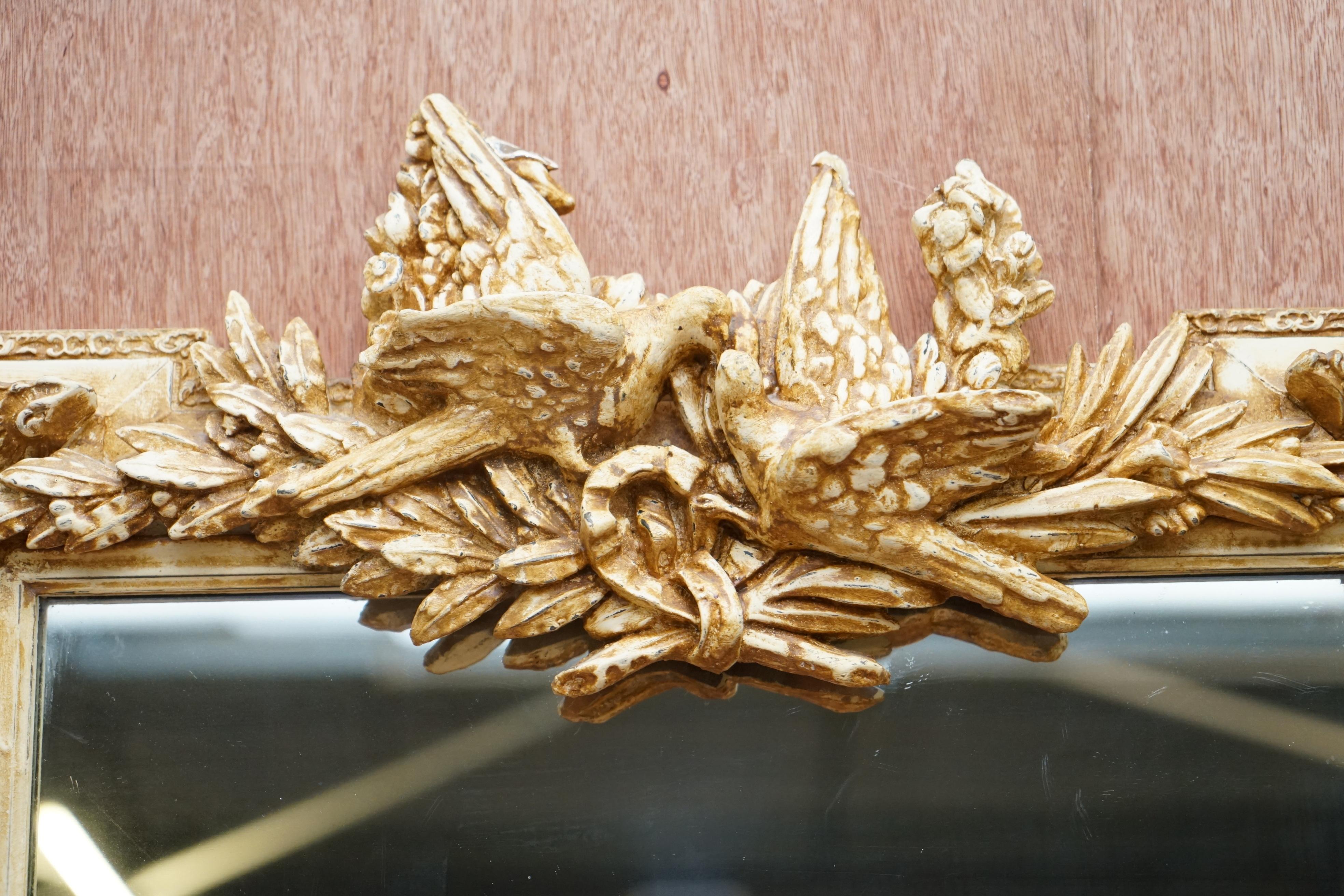Nous sommes ravis de proposer à la vente ce joli miroir de mariage décoratif avec un cadre moulé ornemental représentant deux tourterelles s'embrassant.

Un très beau miroir mural décoratif, il me semble qu'il date des années 1940, le bois est