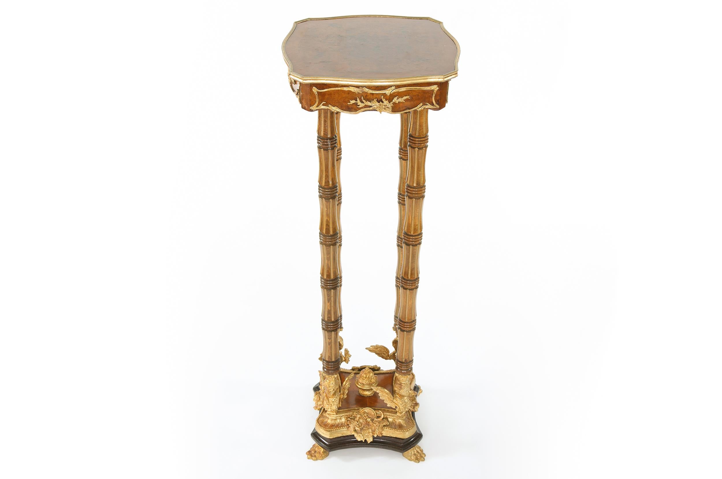 Mesa con pedestal de madera de frutal, montada en bronce dorado y finamente tallada en estilo renacentista. El pedestal está en muy buen estado, con pequeños desgastes propios de la edad y el uso. La mesa con pedestal mide aproximadamente 51,5