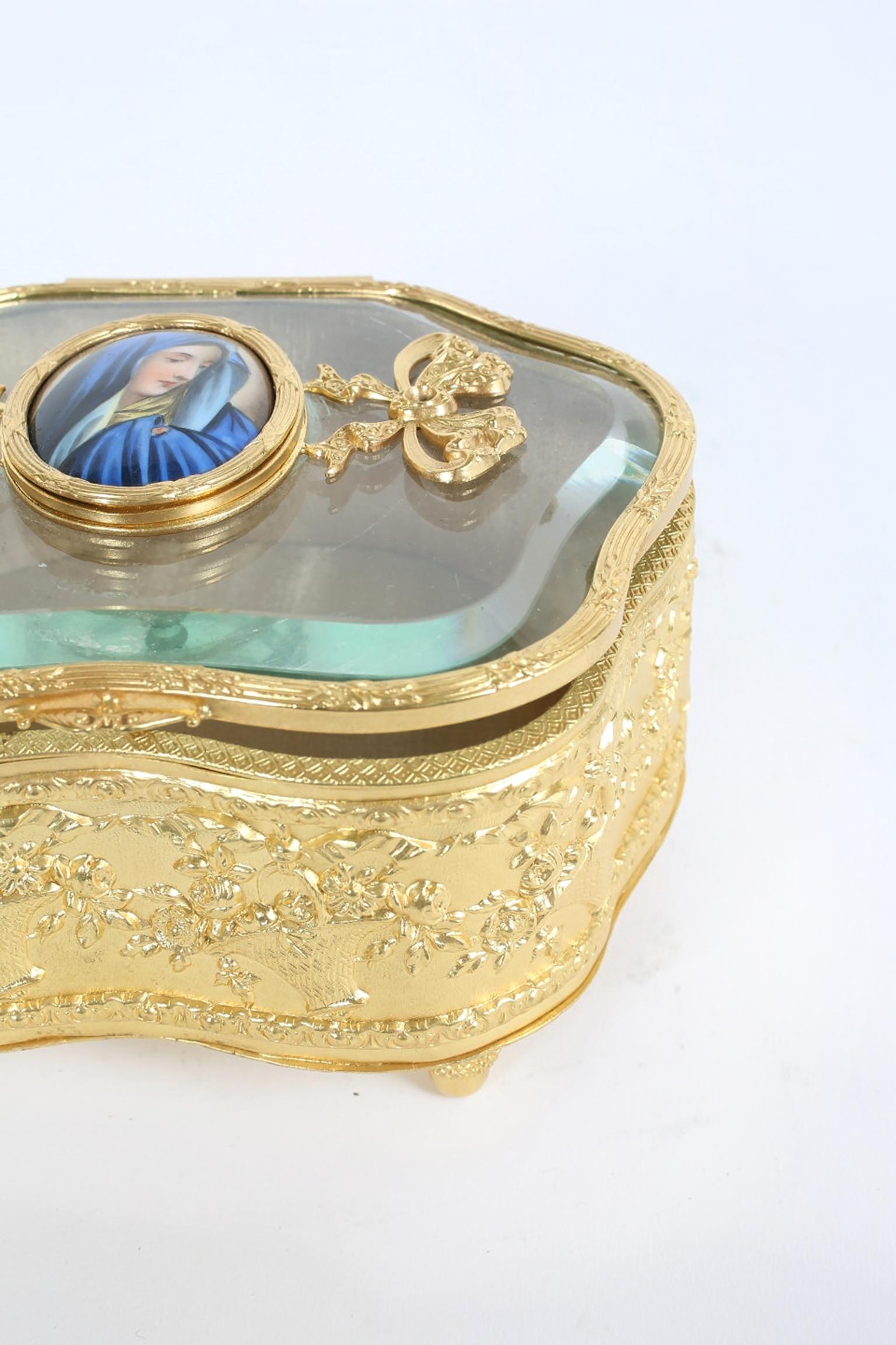 Ornately Gilt Gold Decorative Footed Vanity Box In Good Condition In Tarry Town, NY