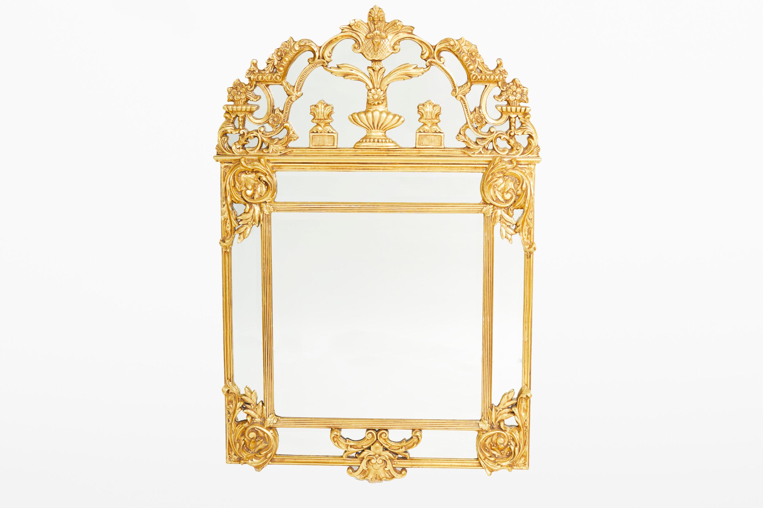 Miroir suspendu dans un cadre en bois doré et orné en vente 2