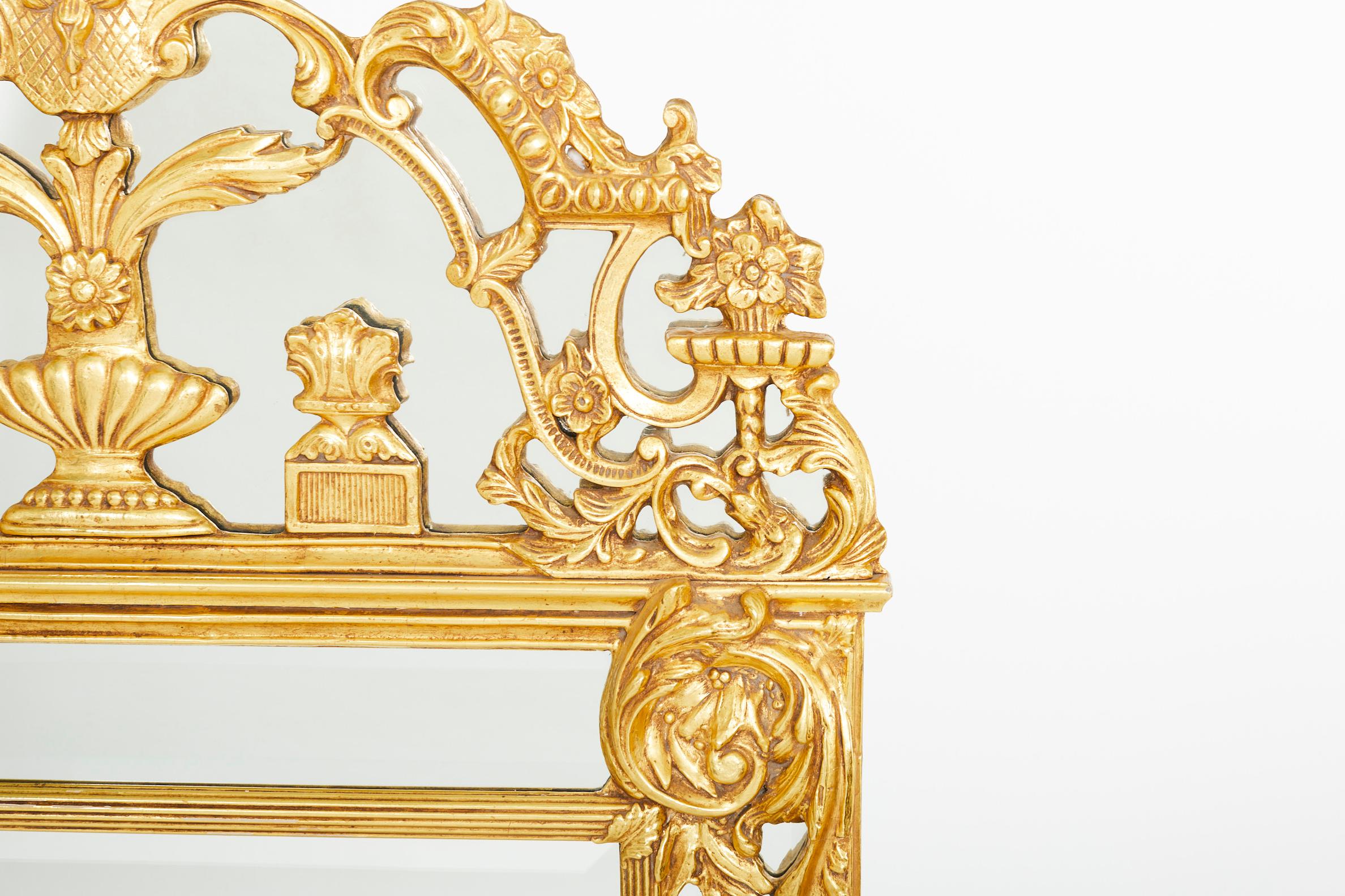 italien Miroir suspendu dans un cadre en bois doré et orné en vente