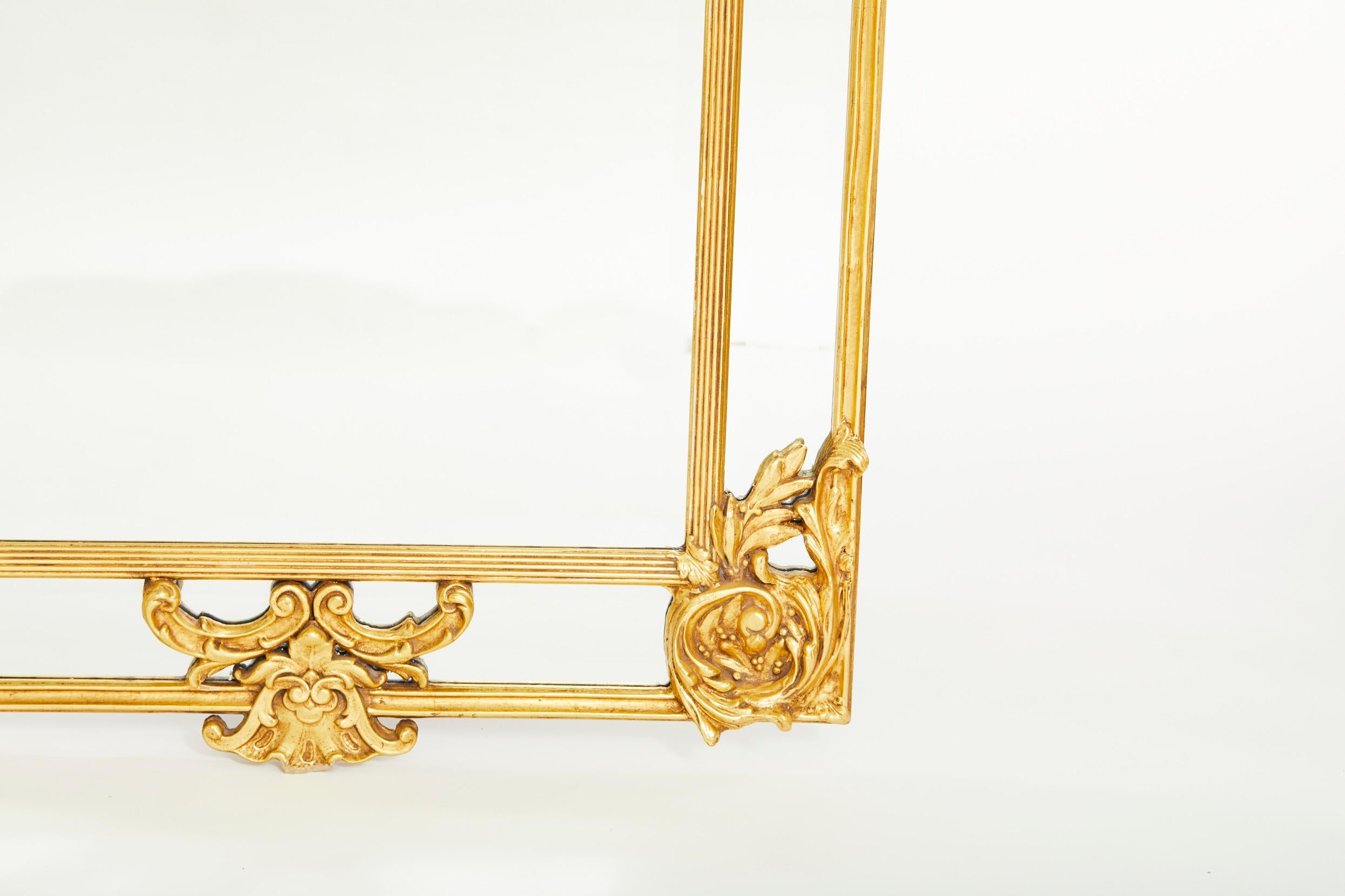 20ième siècle Miroir suspendu dans un cadre en bois doré et orné en vente