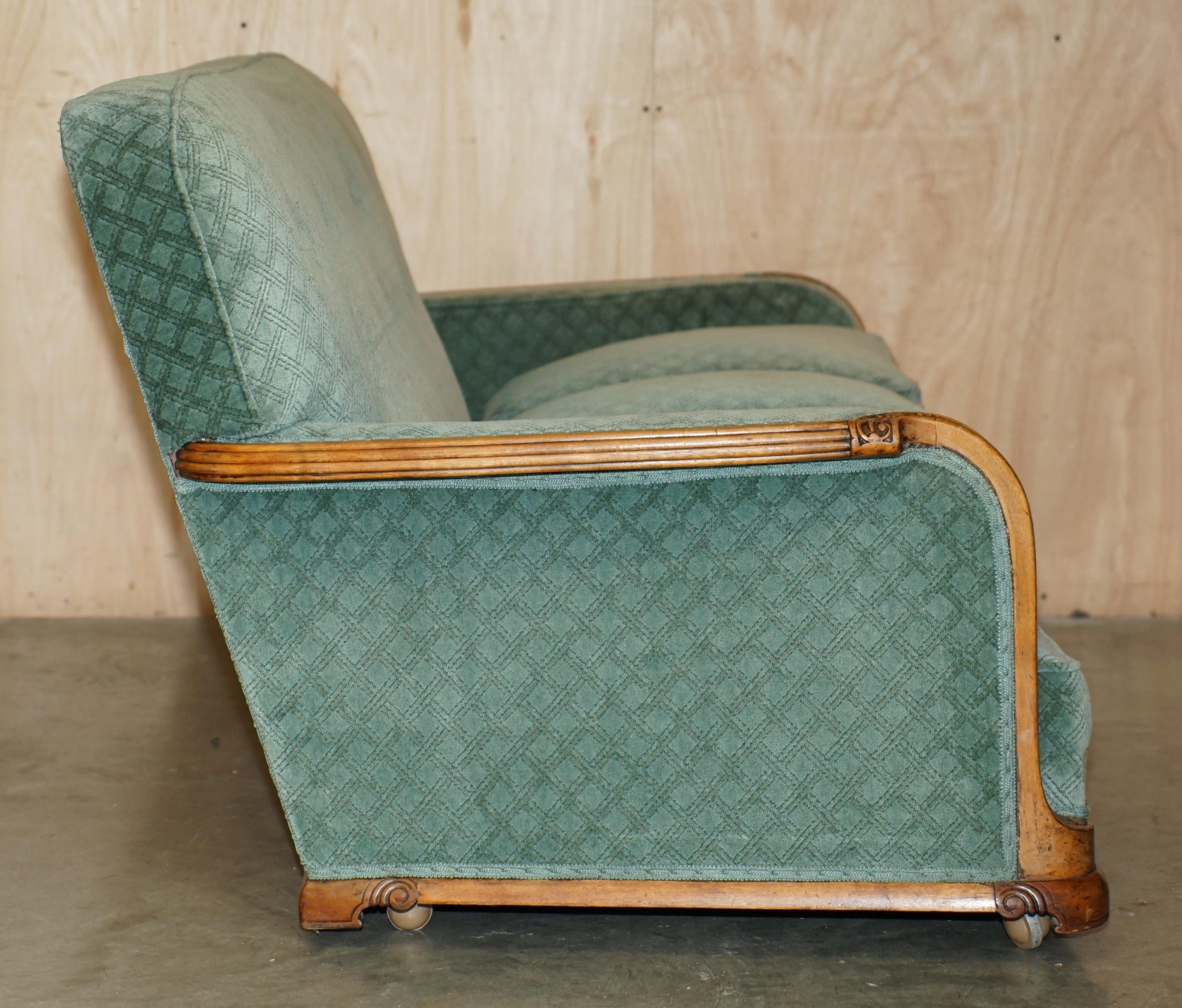 ENSEMBLE ANTIQUE DE SOFA ET DE FAUTEUIL EN WALNUT ORNELLEMENT Taillé à la main ART DECO CIRCA 1920 en vente 2