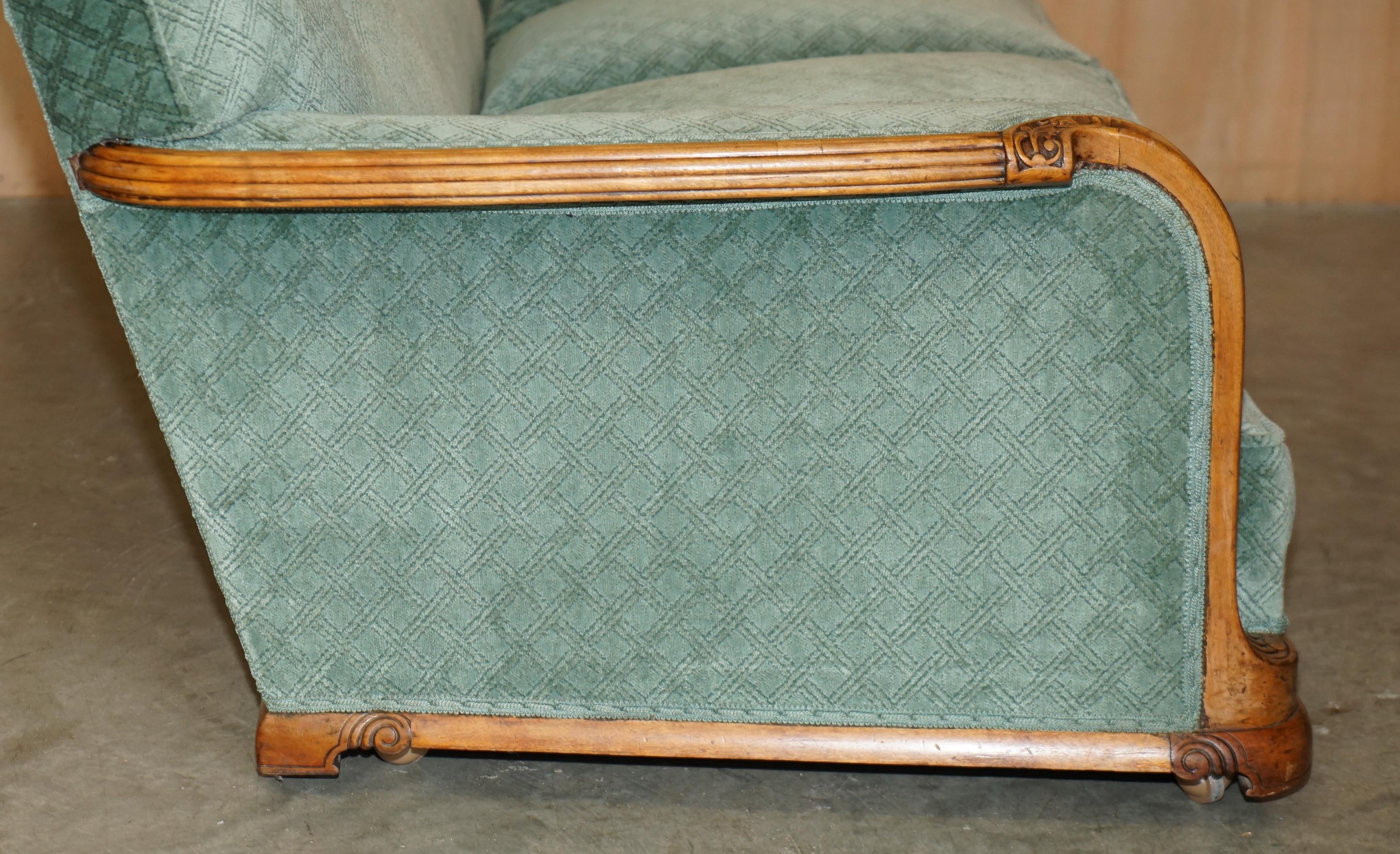 ENSEMBLE ANTIQUE DE SOFA ET DE FAUTEUIL EN WALNUT ORNELLEMENT Taillé à la main ART DECO CIRCA 1920 en vente 3