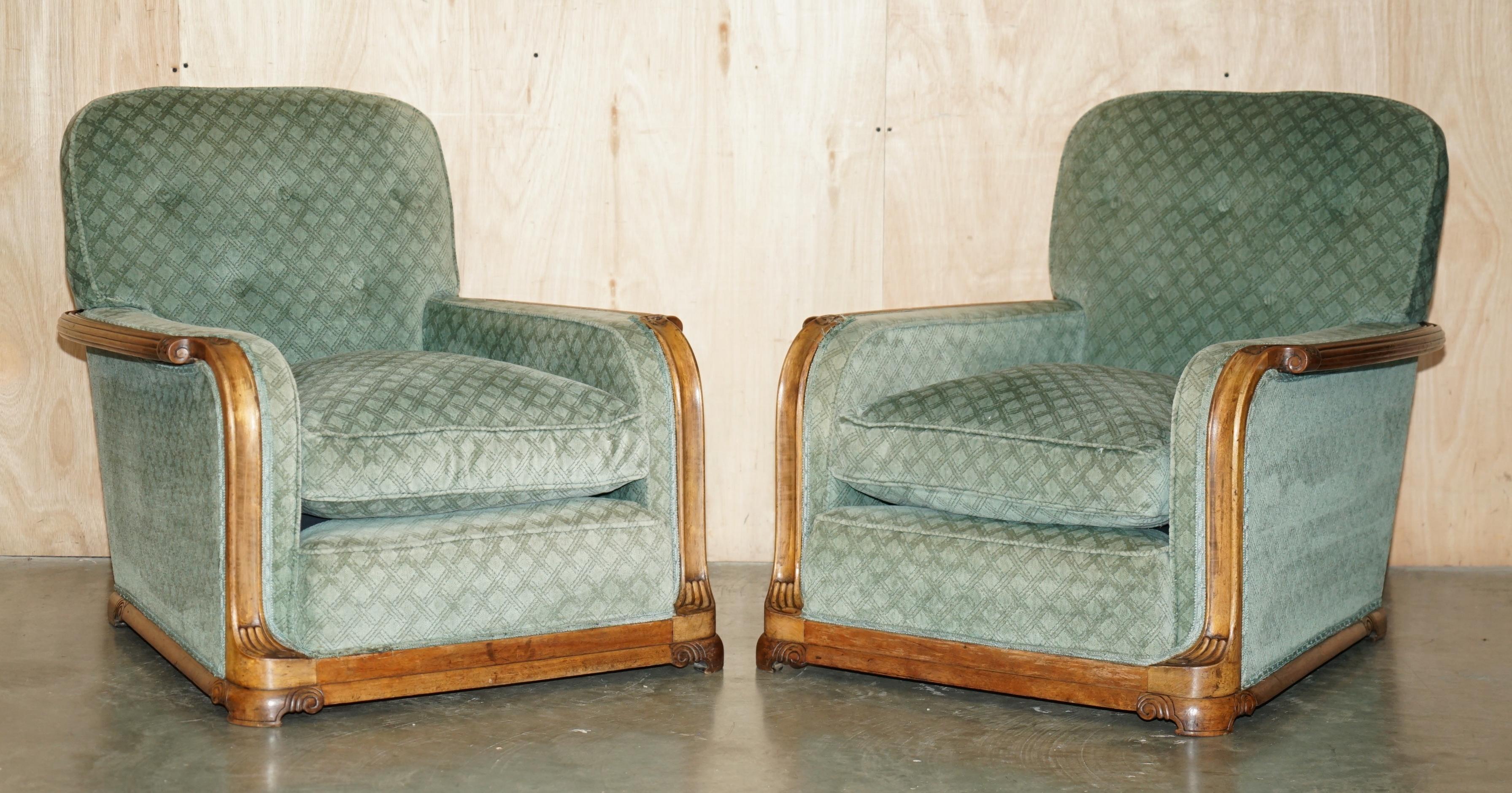 ENSEMBLE ANTIQUE DE SOFA ET DE FAUTEUIL EN WALNUT ORNELLEMENT Taillé à la main ART DECO CIRCA 1920 en vente 5