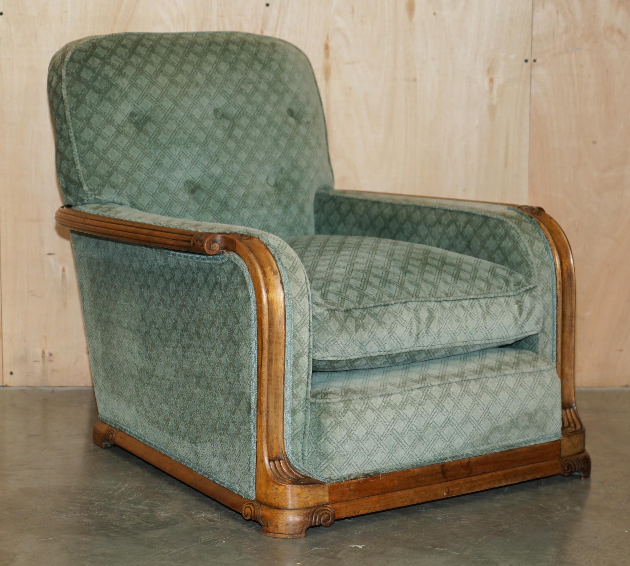 ENSEMBLE ANTIQUE DE SOFA ET DE FAUTEUIL EN WALNUT ORNELLEMENT Taillé à la main ART DECO CIRCA 1920 en vente 6