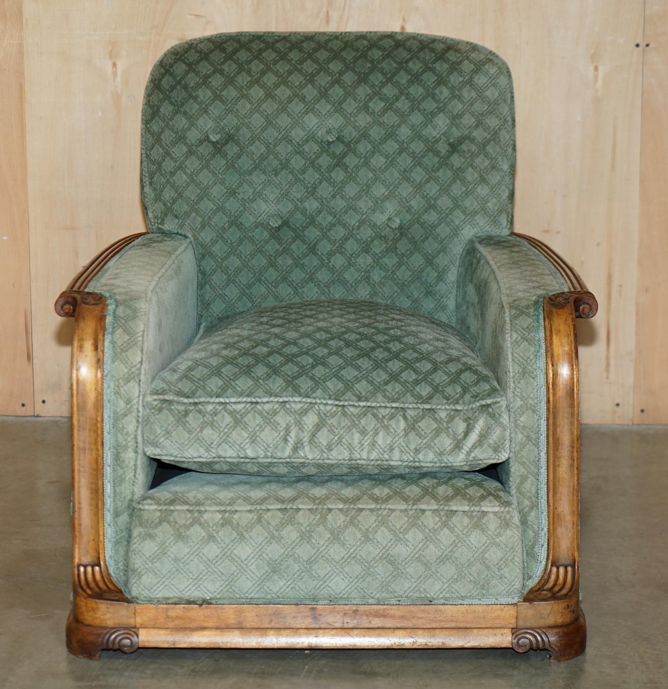 ENSEMBLE ANTIQUE DE SOFA ET DE FAUTEUIL EN WALNUT ORNELLEMENT Taillé à la main ART DECO CIRCA 1920 en vente 7
