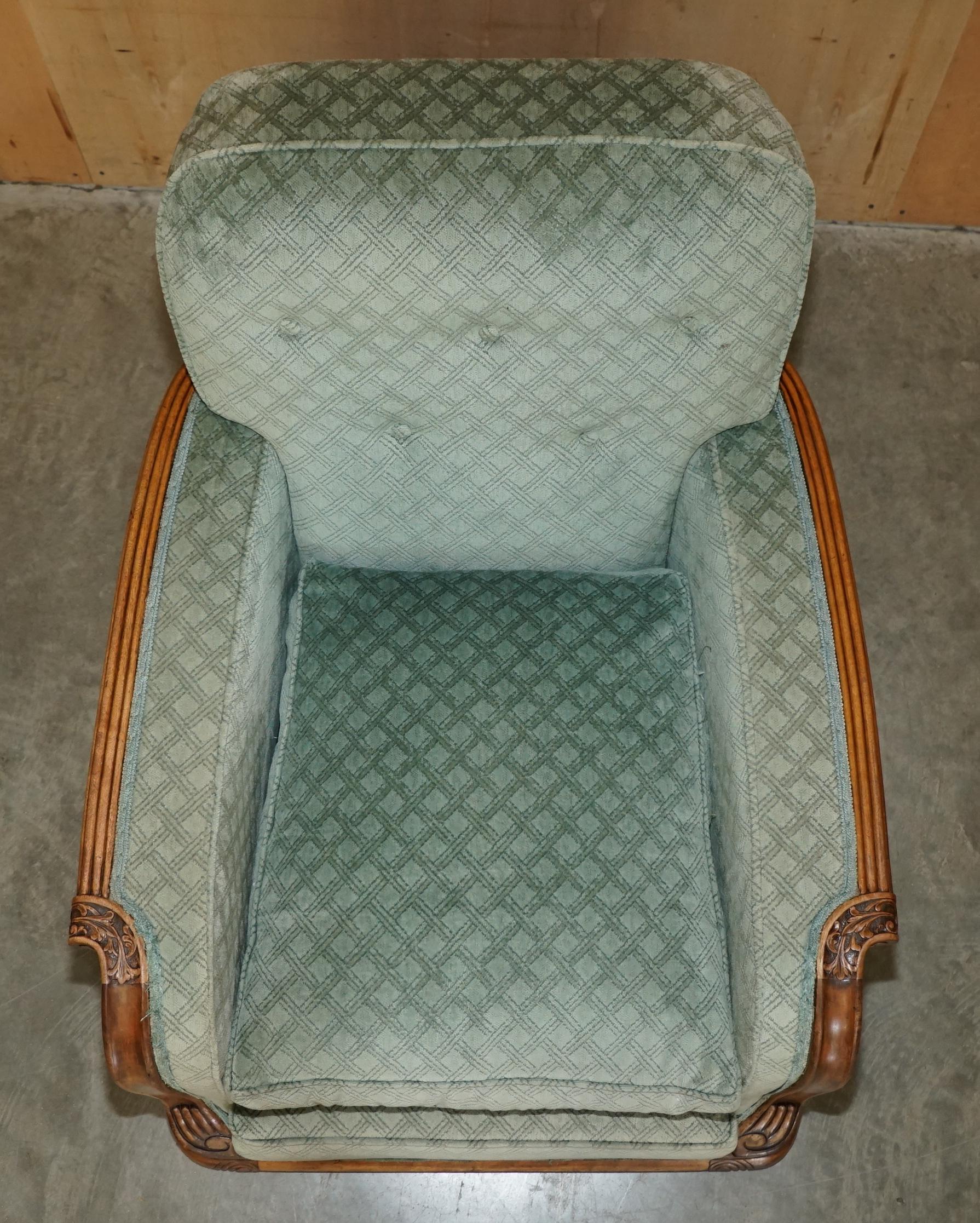 ENSEMBLE ANTIQUE DE SOFA ET DE FAUTEUIL EN WALNUT ORNELLEMENT Taillé à la main ART DECO CIRCA 1920 en vente 8
