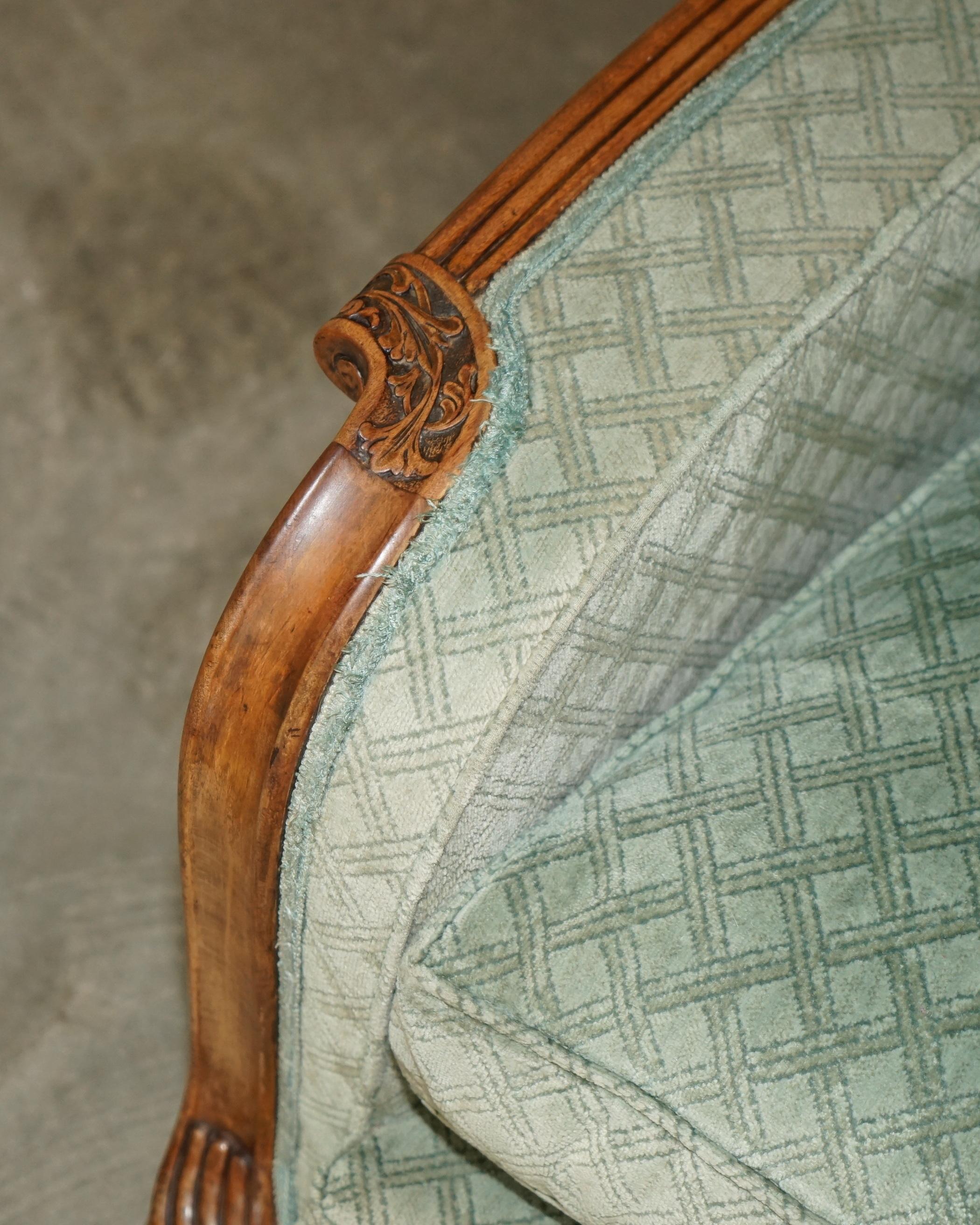 ENSEMBLE ANTIQUE DE SOFA ET DE FAUTEUIL EN WALNUT ORNELLEMENT Taillé à la main ART DECO CIRCA 1920 en vente 9