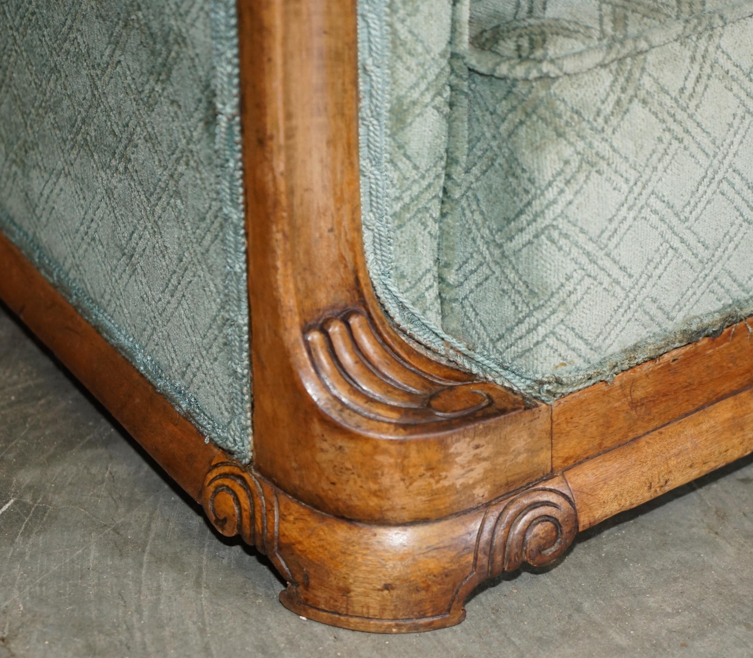 ENSEMBLE ANTIQUE DE SOFA ET DE FAUTEUIL EN WALNUT ORNELLEMENT Taillé à la main ART DECO CIRCA 1920 en vente 10