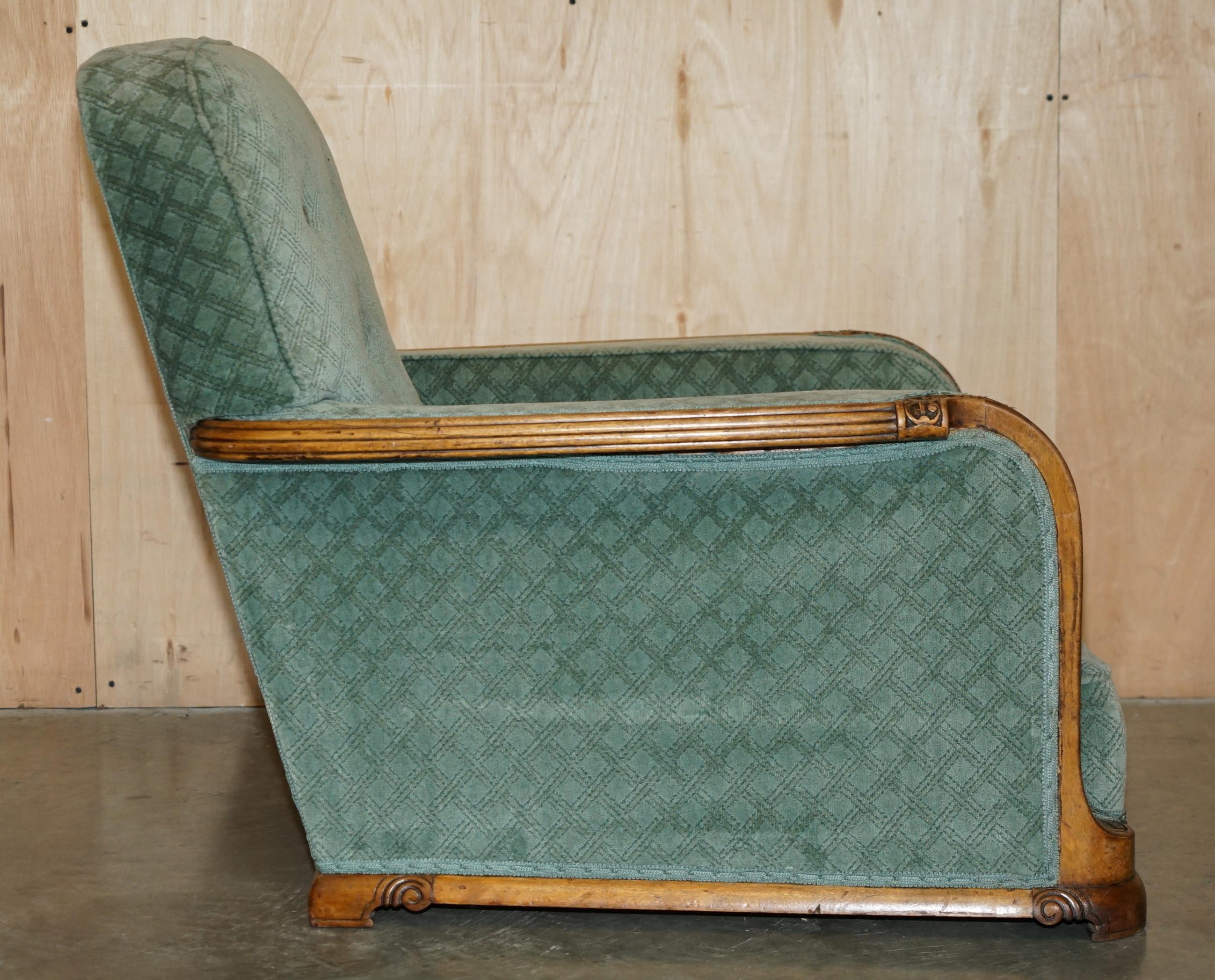 ENSEMBLE ANTIQUE DE SOFA ET DE FAUTEUIL EN WALNUT ORNELLEMENT Taillé à la main ART DECO CIRCA 1920 en vente 11