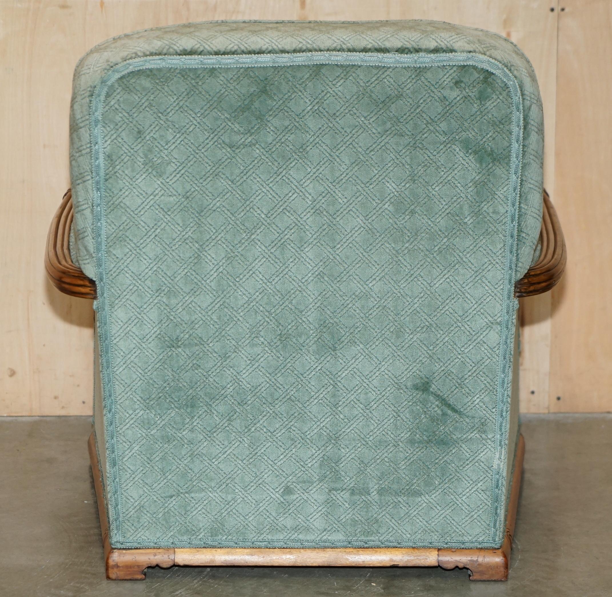 ENSEMBLE ANTIQUE DE SOFA ET DE FAUTEUIL EN WALNUT ORNELLEMENT Taillé à la main ART DECO CIRCA 1920 en vente 12