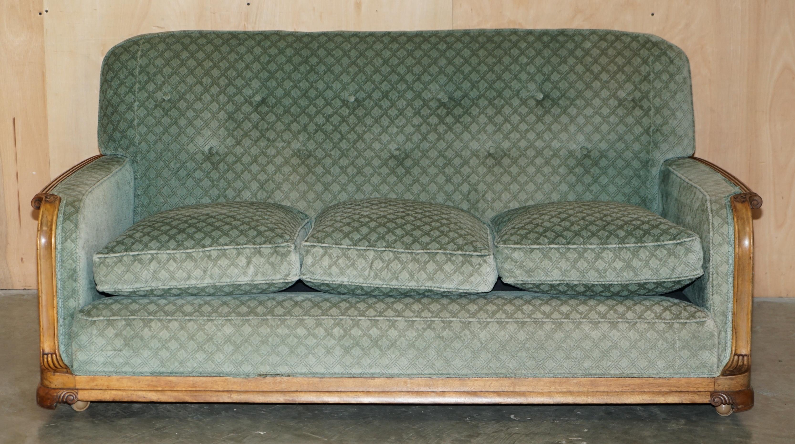 Art déco ENSEMBLE ANTIQUE DE SOFA ET DE FAUTEUIL EN WALNUT ORNELLEMENT Taillé à la main ART DECO CIRCA 1920 en vente