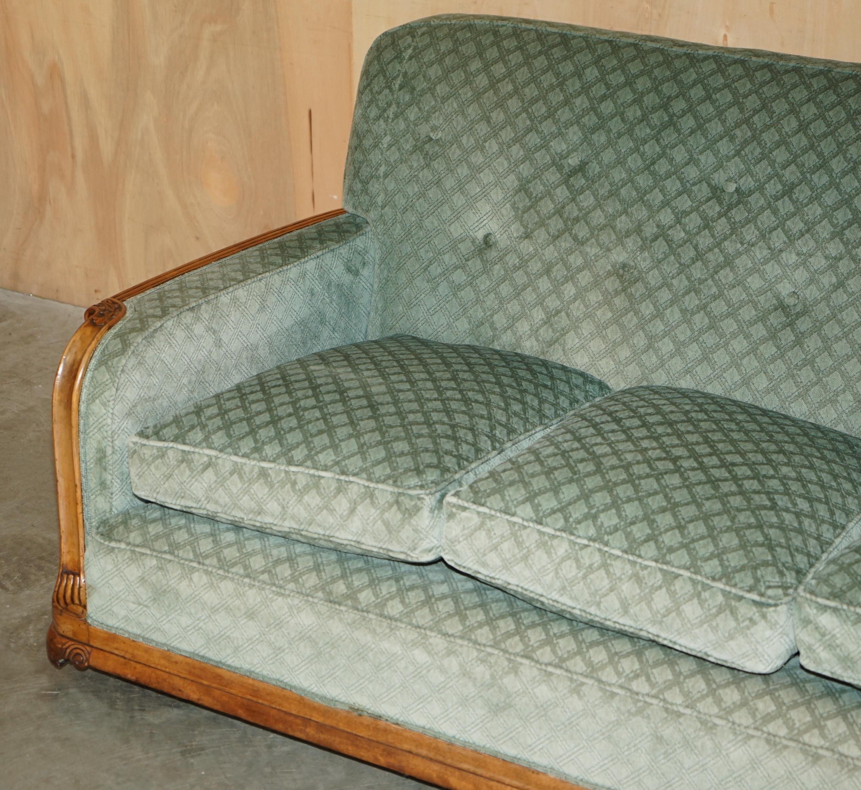 Européen ENSEMBLE ANTIQUE DE SOFA ET DE FAUTEUIL EN WALNUT ORNELLEMENT Taillé à la main ART DECO CIRCA 1920 en vente