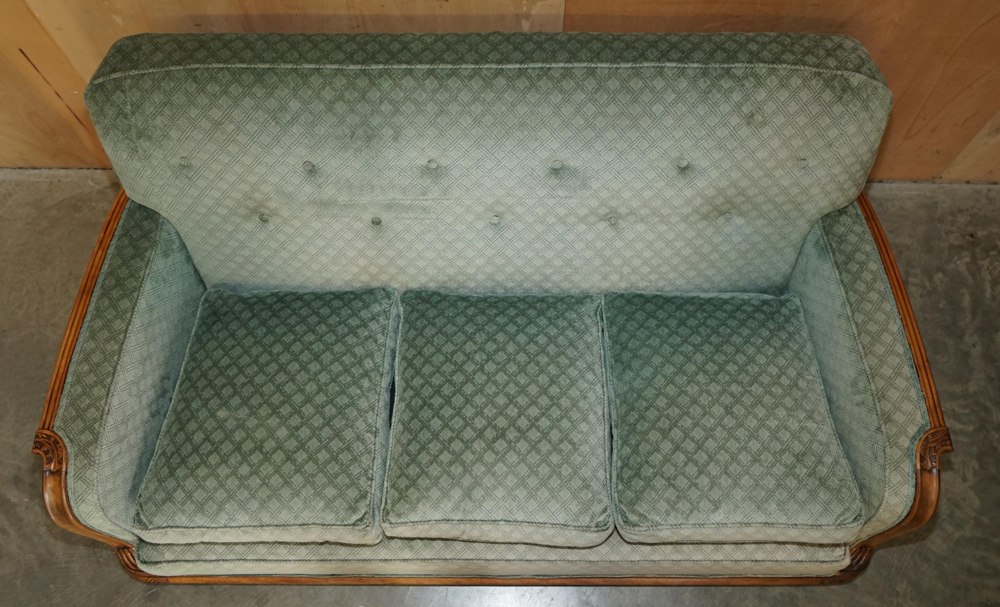 Fait main ENSEMBLE ANTIQUE DE SOFA ET DE FAUTEUIL EN WALNUT ORNELLEMENT Taillé à la main ART DECO CIRCA 1920 en vente