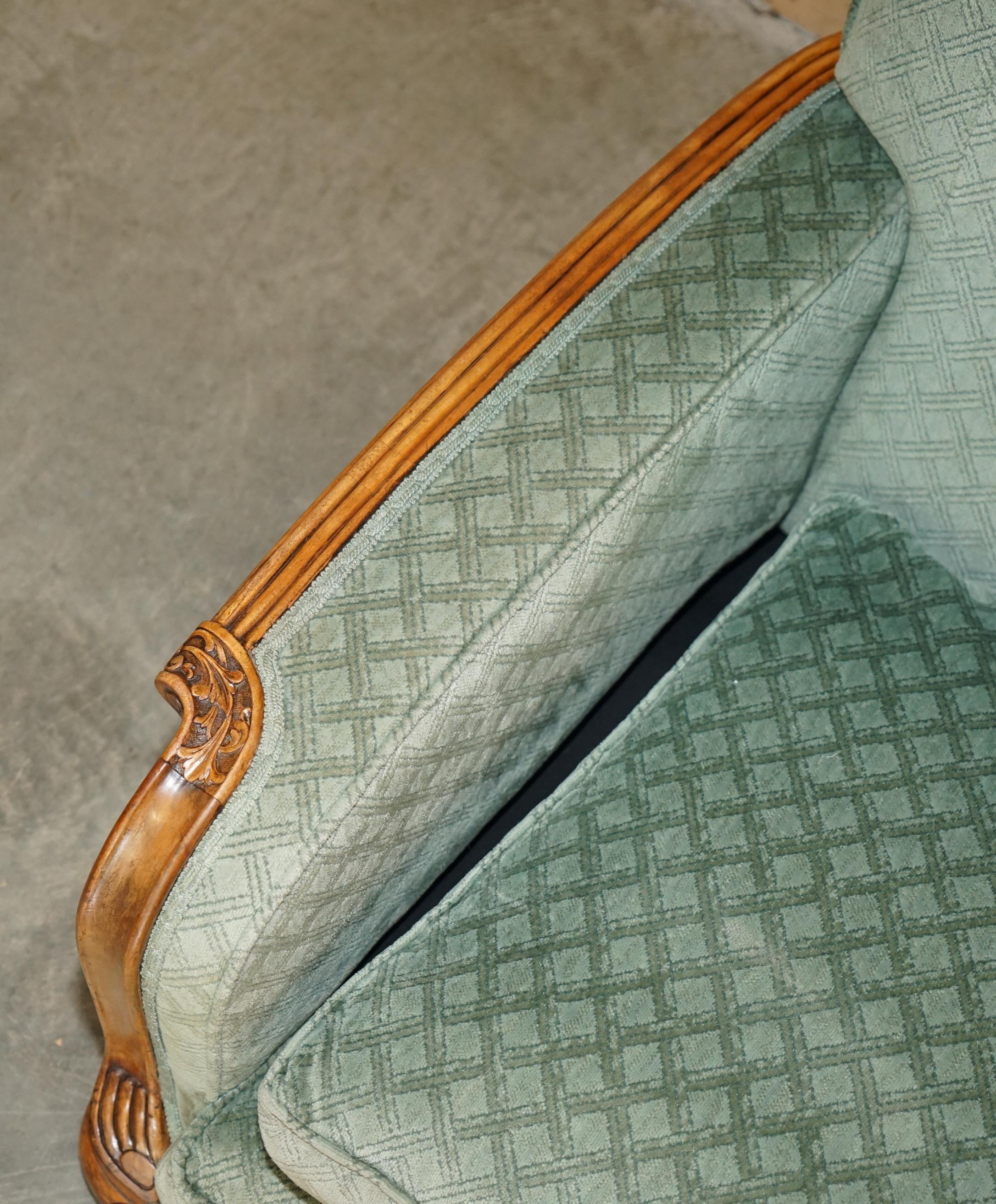 ENSEMBLE ANTIQUE DE SOFA ET DE FAUTEUIL EN WALNUT ORNELLEMENT Taillé à la main ART DECO CIRCA 1920 Bon état - En vente à West Sussex, Pulborough