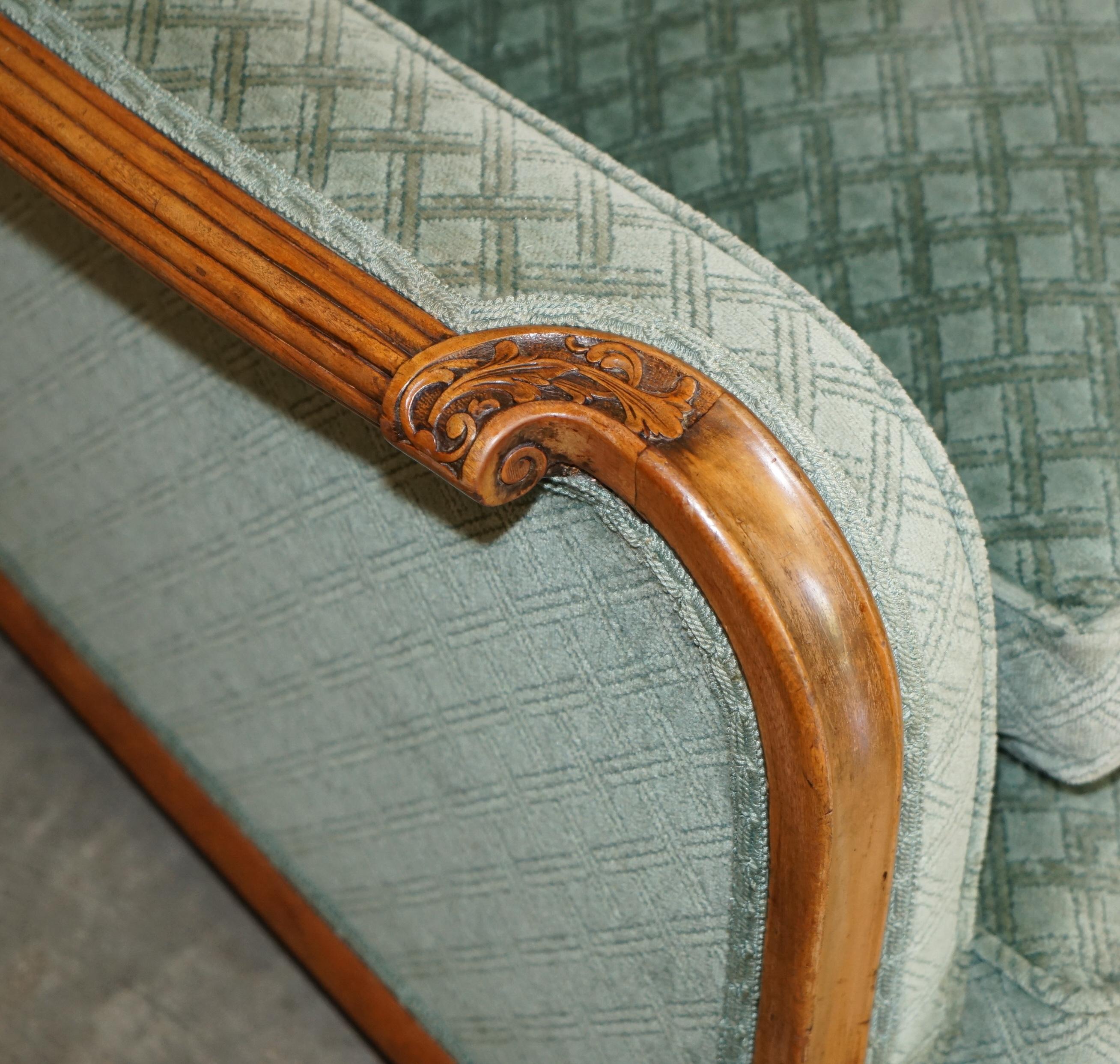 Début du 20ème siècle ENSEMBLE ANTIQUE DE SOFA ET DE FAUTEUIL EN WALNUT ORNELLEMENT Taillé à la main ART DECO CIRCA 1920 en vente