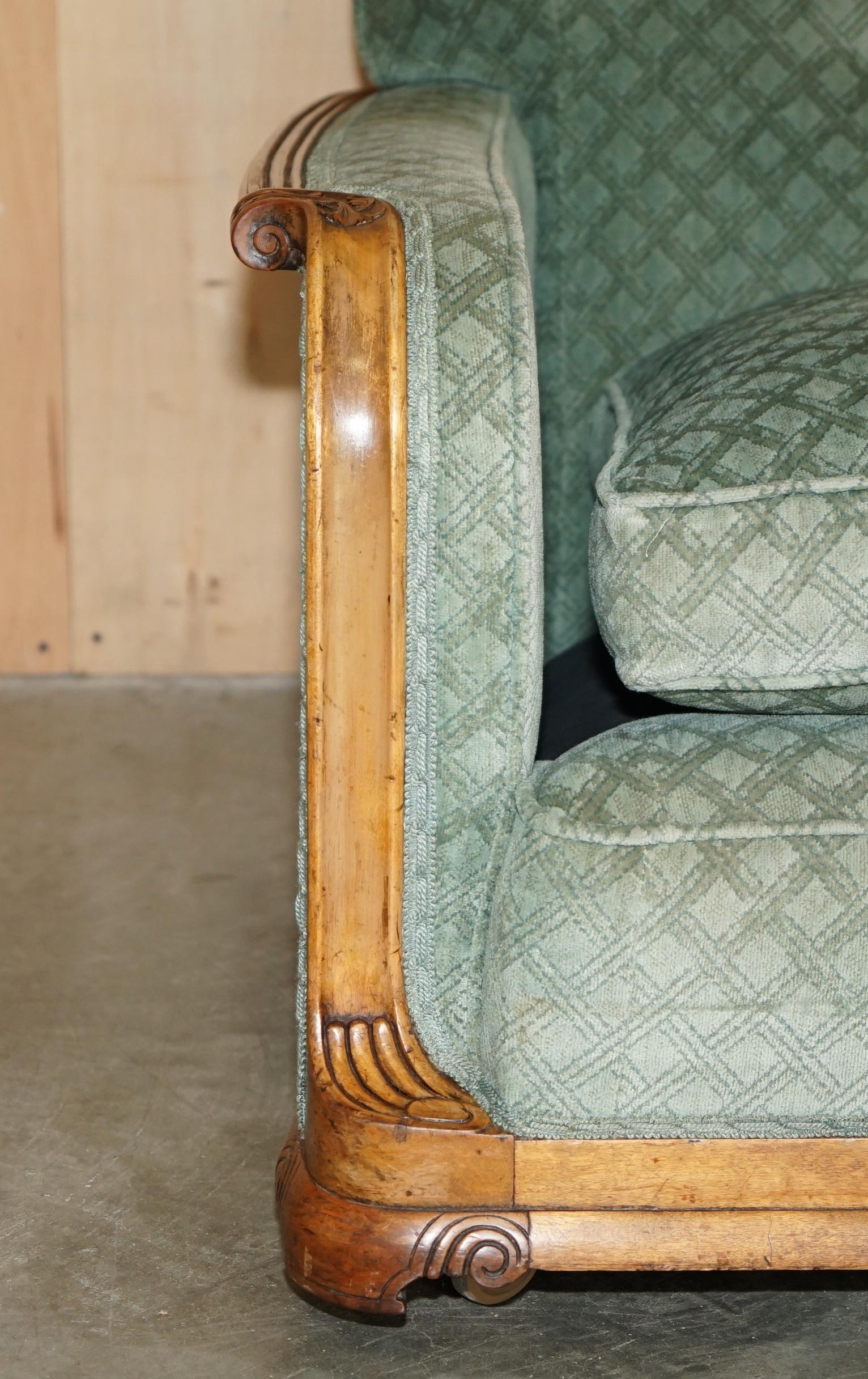 Tissu d'ameublement ENSEMBLE ANTIQUE DE SOFA ET DE FAUTEUIL EN WALNUT ORNELLEMENT Taillé à la main ART DECO CIRCA 1920 en vente