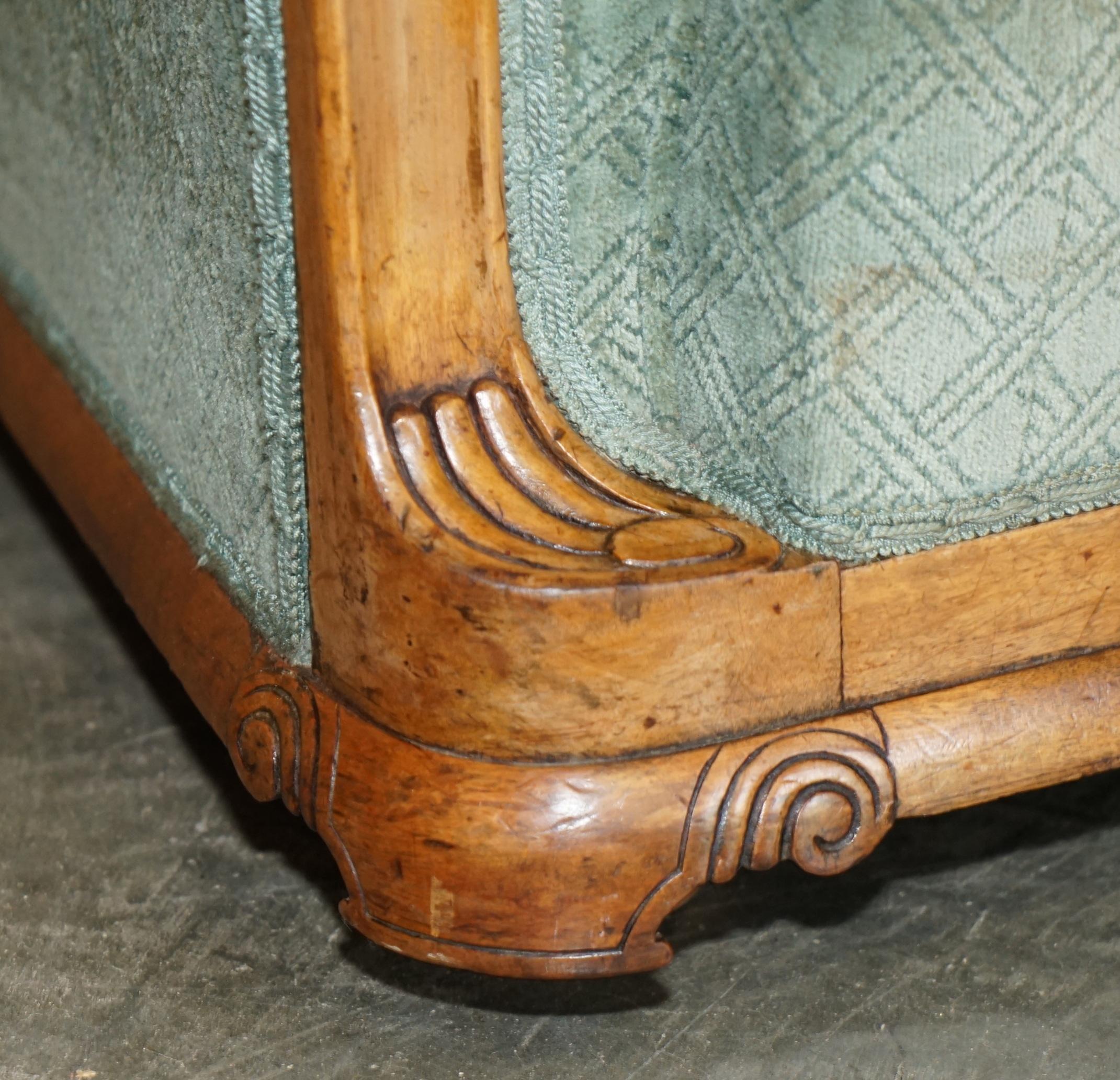 ENSEMBLE ANTIQUE DE SOFA ET DE FAUTEUIL EN WALNUT ORNELLEMENT Taillé à la main ART DECO CIRCA 1920 en vente 1