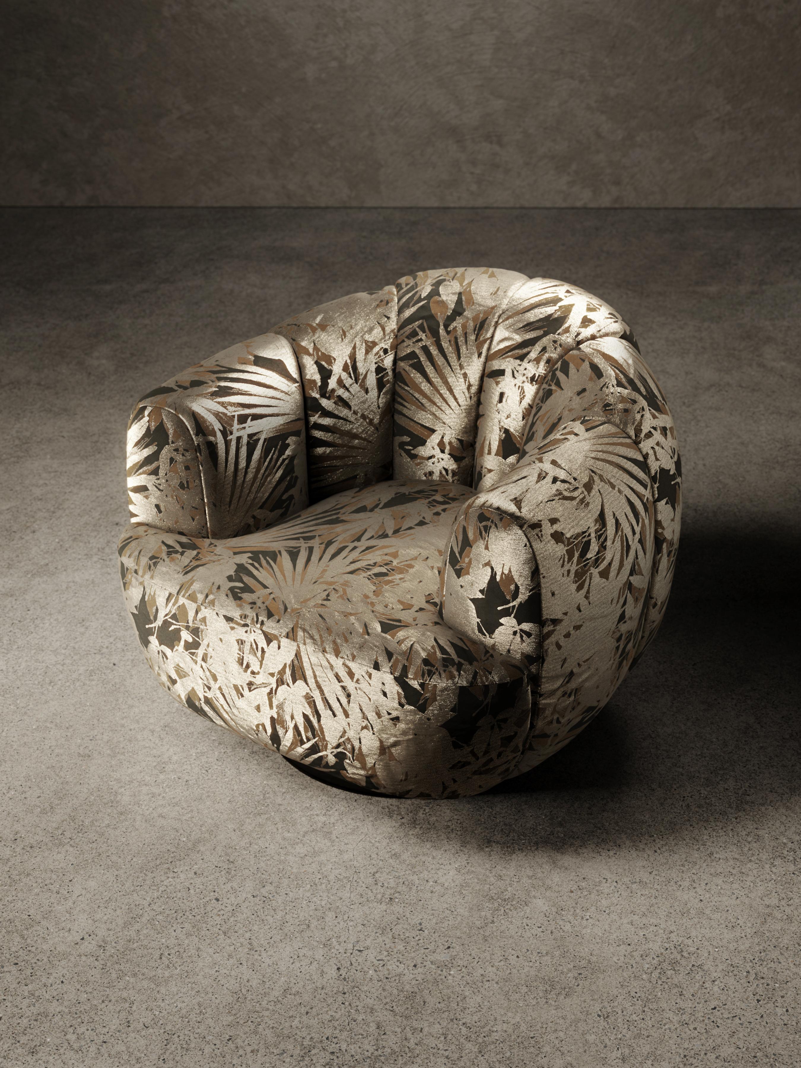 Le fauteuil Ornella est composé d'un cadre en bois rembourré de mousse de polyuréthane et recouvert d'une couche supérieure de mousse de polyuréthane
fibre acrylique. Le dos est caractérisé par de larges piqûres verticales, tandis que les bretelles