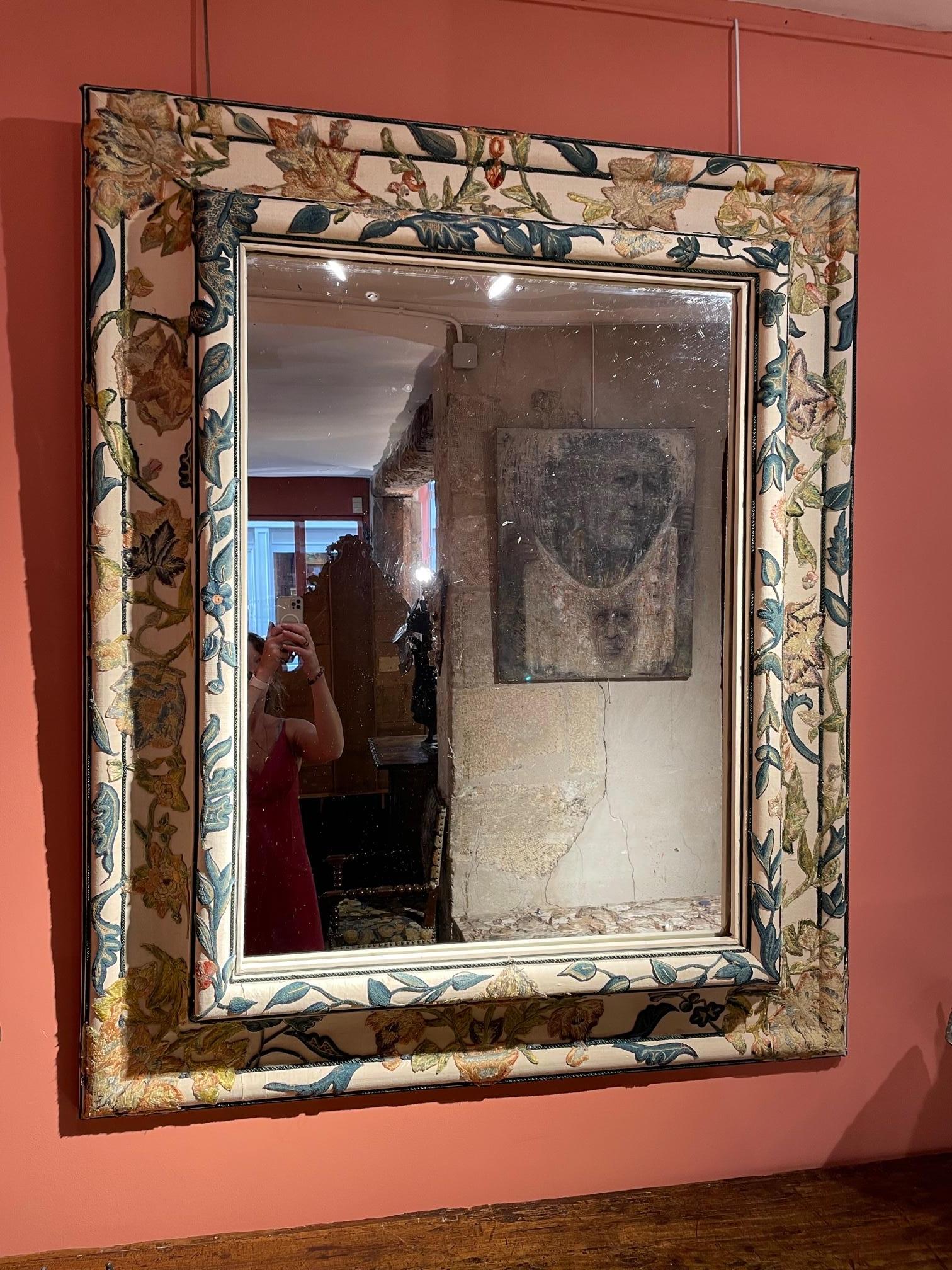 20ième siècle Miroir ornemental de style LOUIS XIV recouvert de broderies françaises du XVIIIe siècle en vente