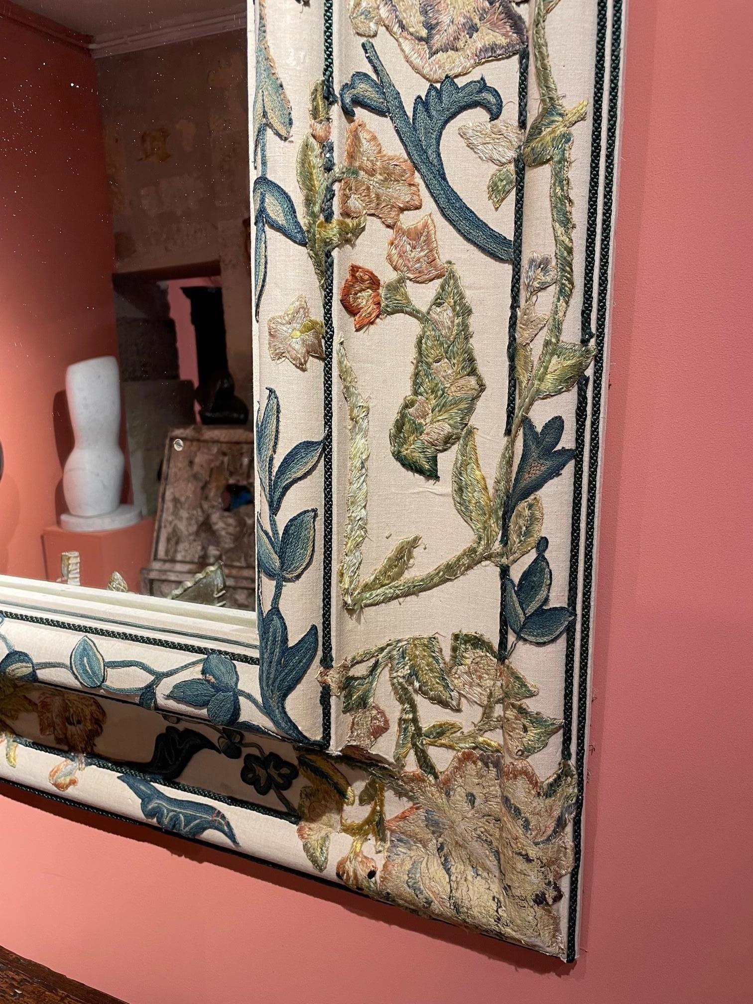 Miroir ornemental de style LOUIS XIV recouvert de broderies françaises du XVIIIe siècle en vente 1