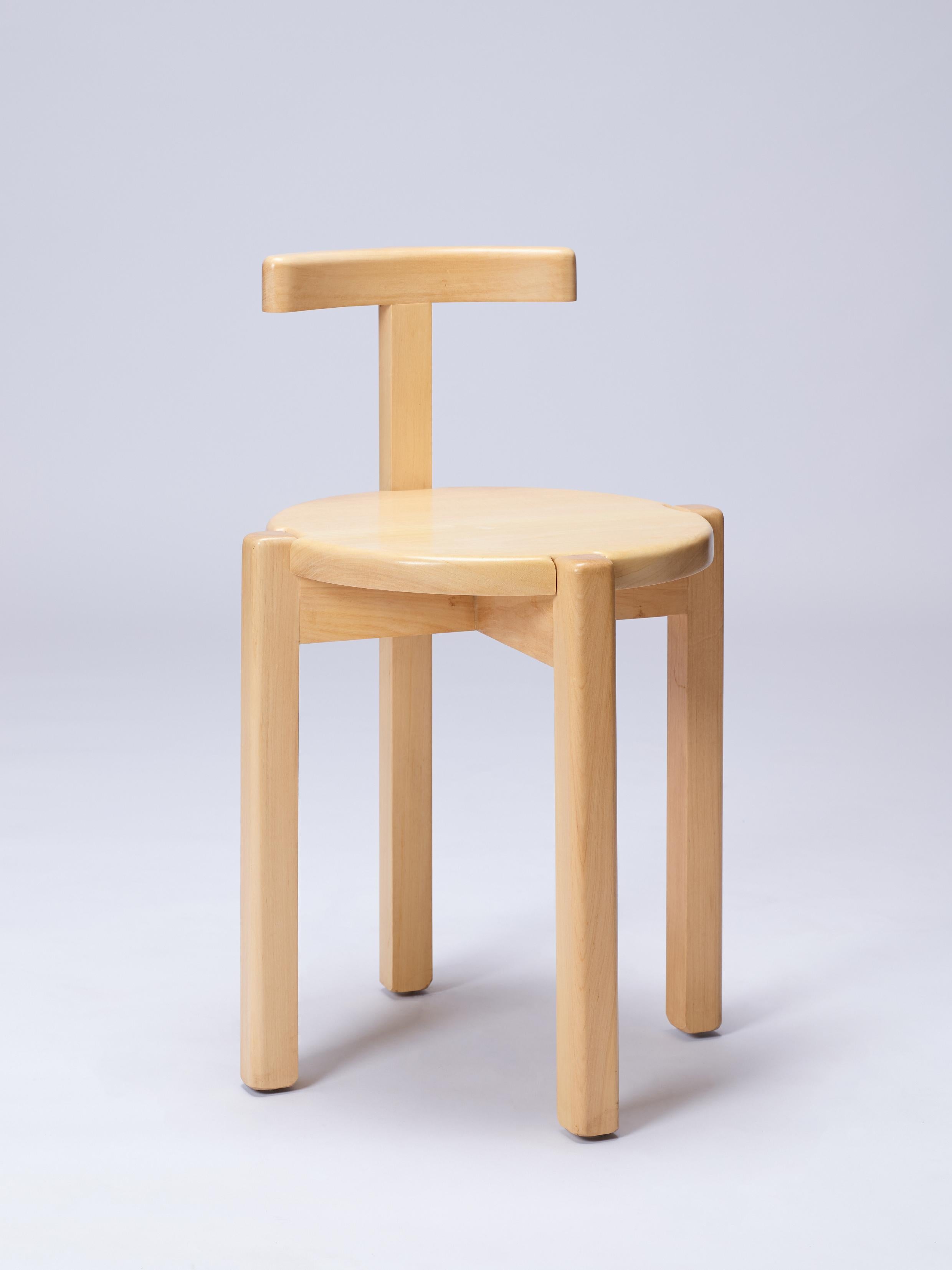 Der Orno-Stuhl ist Teil der Orno-Kollektion, unserer ersten Kollektion, die vollständig aus Hartholz besteht. Alle Stücke wurden nach demselben Konstruktionssystem entworfen, das aus grundlegenden Strukturelementen - Säulen, Balken, Stützebenen -