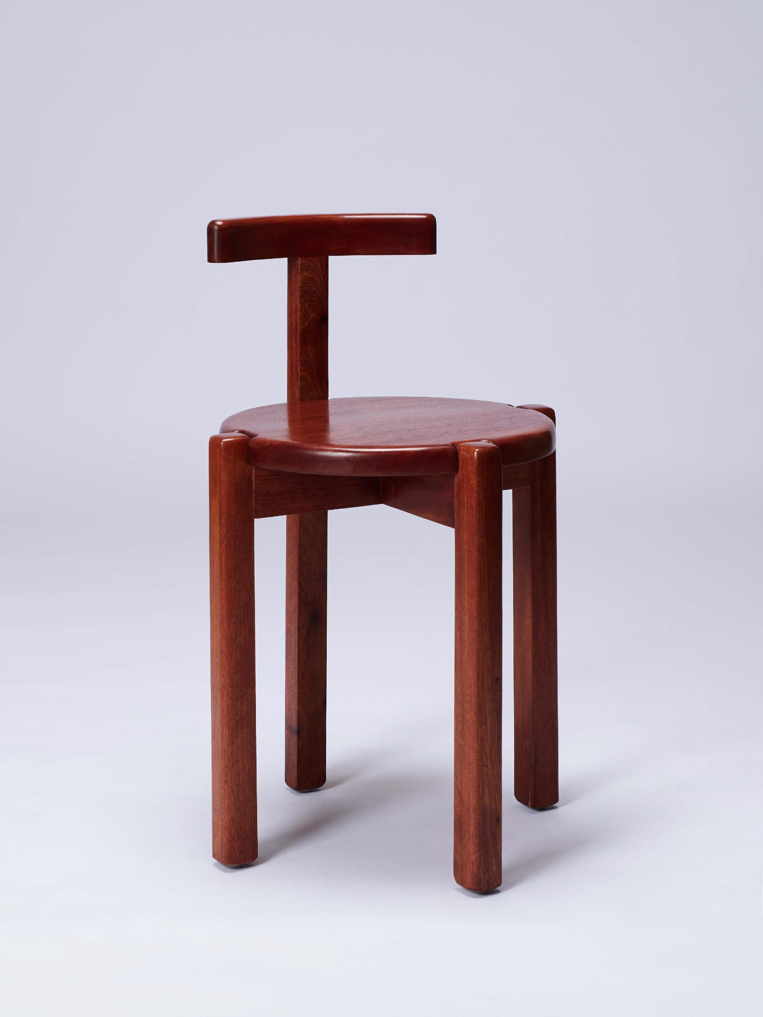 ORNO Zeitgenössischer Stuhl aus massivem Hartholz von Ries (Tischlerei) im Angebot