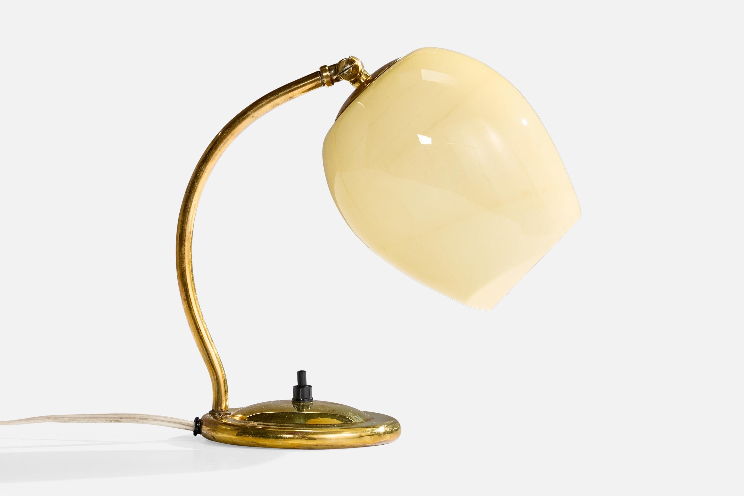Verstellbare Tischlampe aus Messing und gelbem Glas, hergestellt von Orno, Finnland, ca. 1950er Jahre.

Abmessungen der Lampe (Zoll): 11,25 