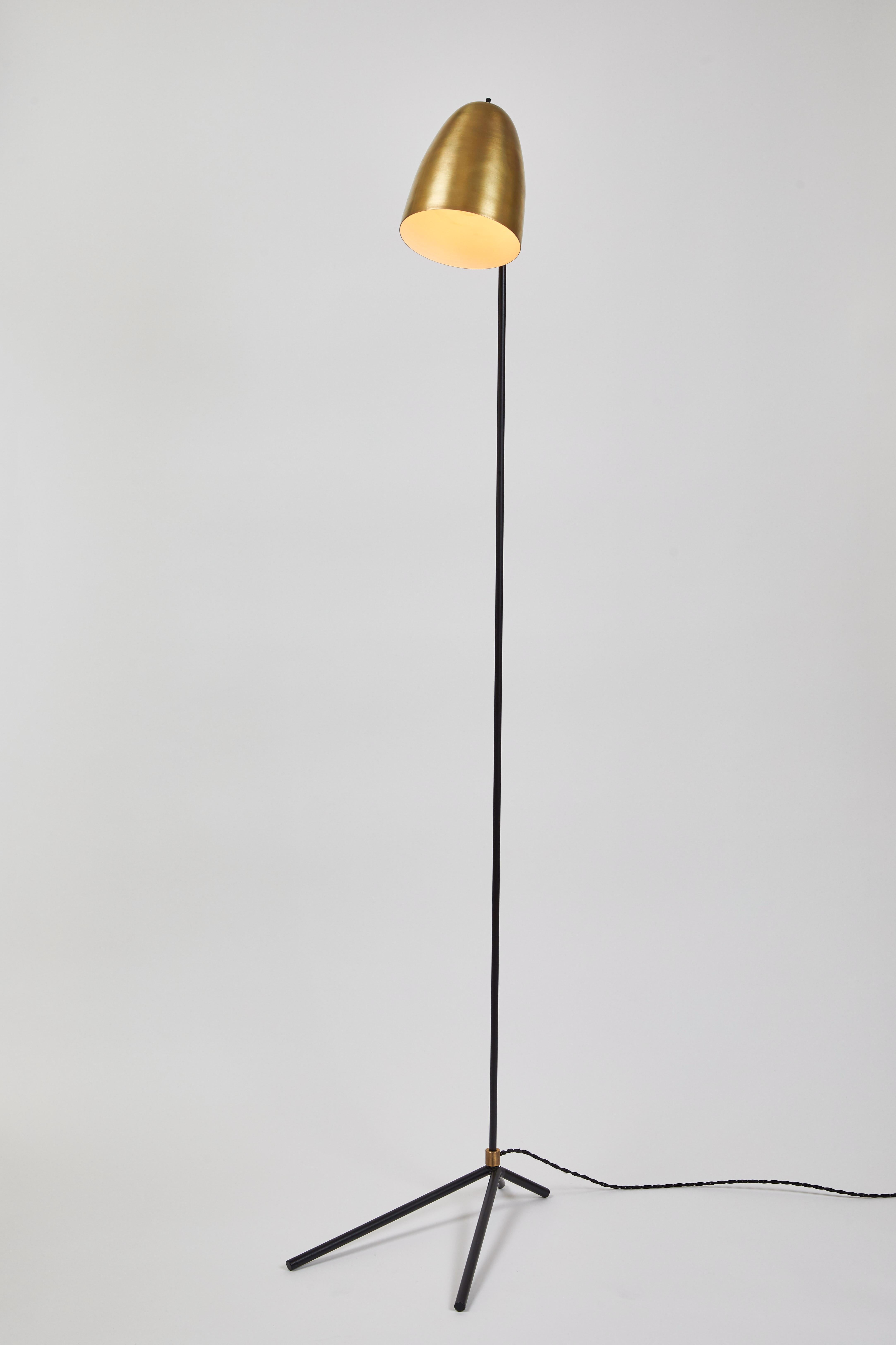 'ORO' brass and metal floor lamp. Hand-fabricated by Los Angeles based designer and lighting professional Alvaro Benitez, this highly refined floor lamp is reminiscent of the iconic midcentury Italian designs of Arteluce and Stilnovo. Executed in