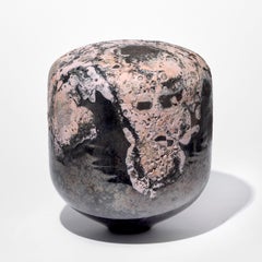 Oro in Pink II, una scultura in vetro strutturato grigio scuro e rosa di Morten Klitgaard