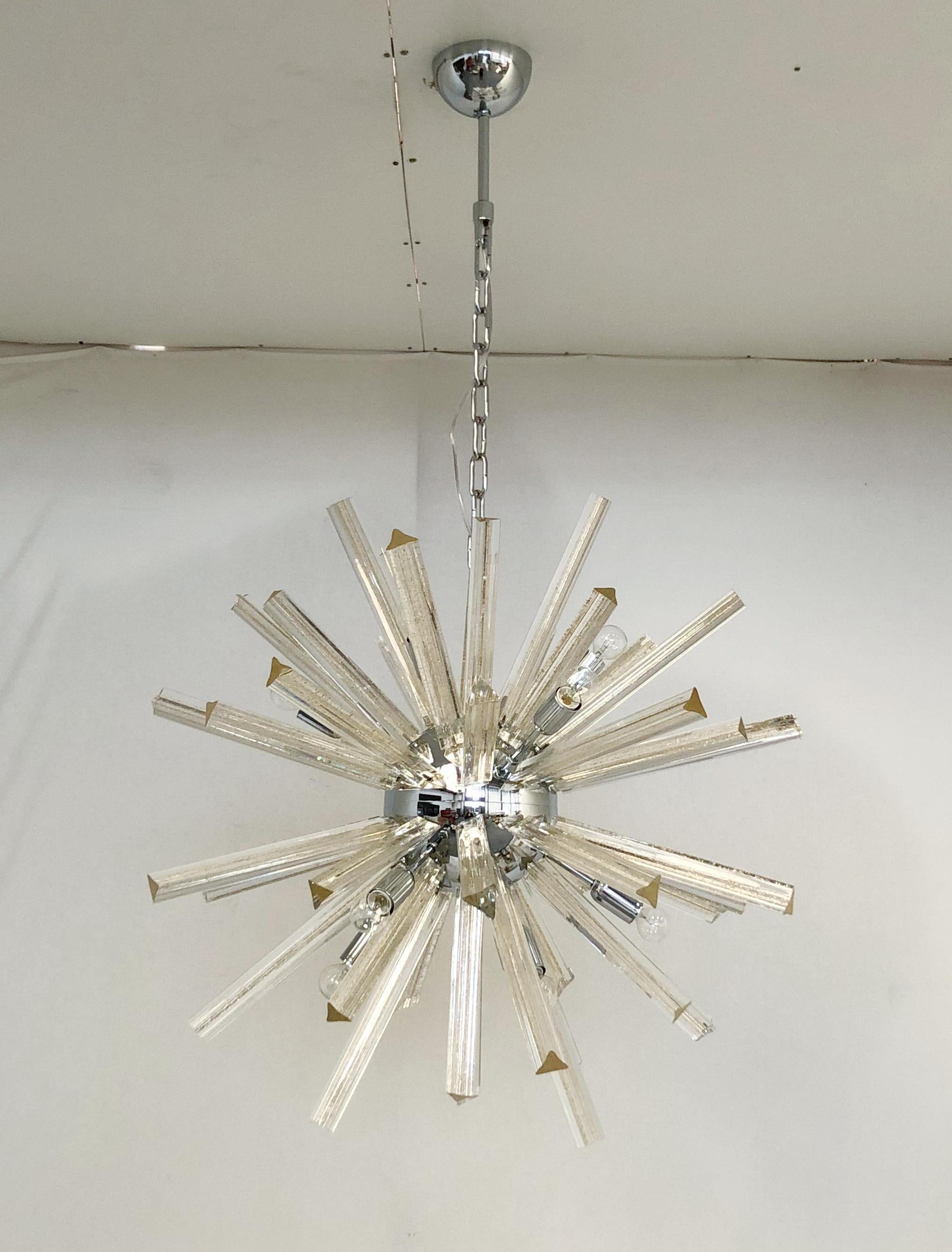 Lampadario italiano Sputnik con vetri di Murano soffiati a mano in tre punti con la tecnica Triedri e infusi con macchie d'oro, montato su una struttura in metallo cromato lucido / Disegnato da Fabio Bergomi per Fabio Ltd ispirato a Venini / Made in