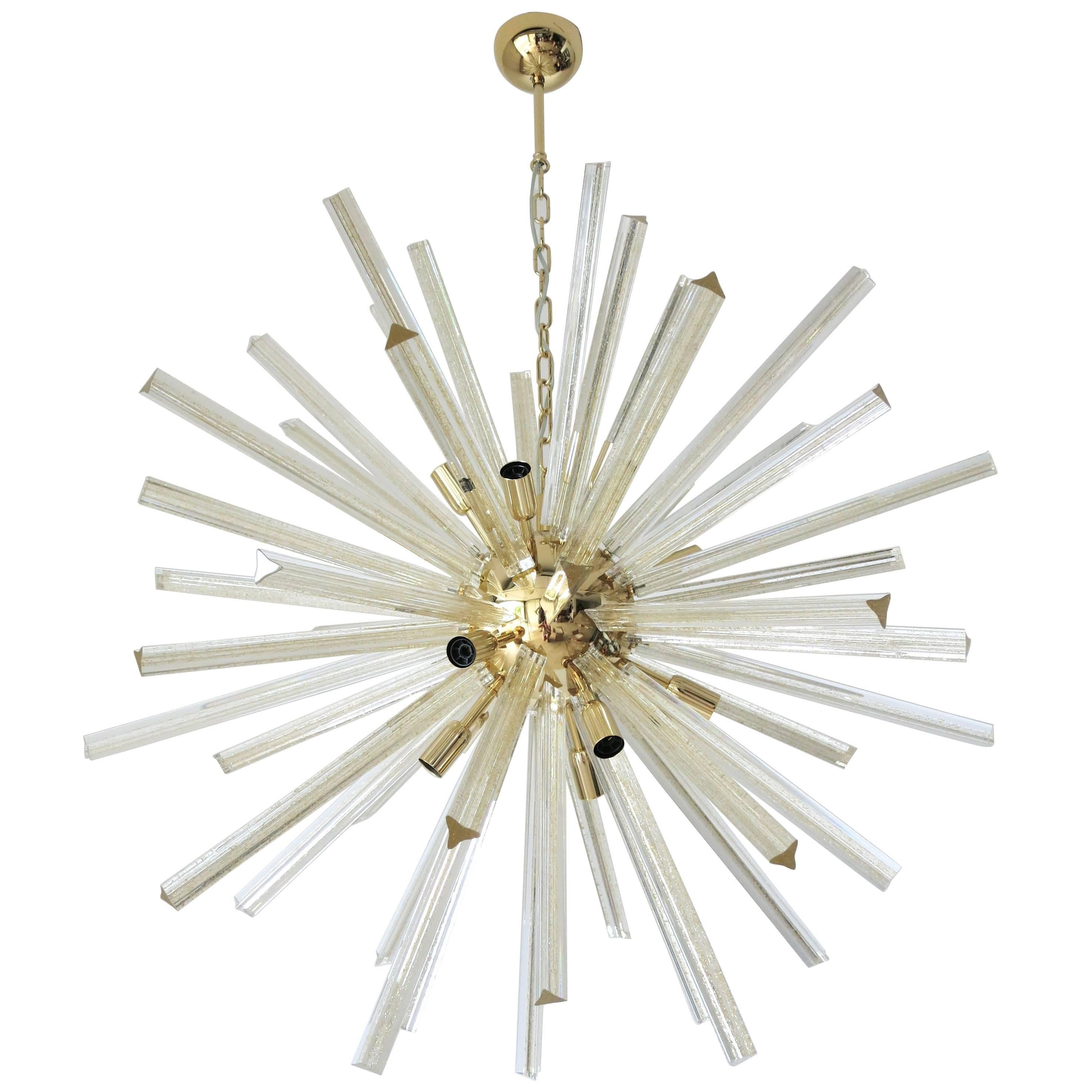 Lampadario Sputnik italiano con vetri di Murano soffiati a mano in tre punti con la tecnica Triedri e infusi con macchie d'oro, montato su una struttura placcata oro 24 carati / Disegnato da Fabio Bergomi per Fabio Ltd ispirato a Venini / Made in