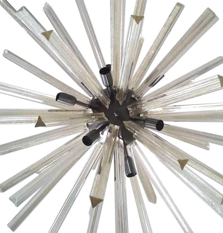 Lustre Sputnik italien en verre de Murano soufflé à la main en trois points en utilisant la technique Triedri et infusé avec des mèches d'or, monté sur une monture en nickel noir / Design by Fabio Bergomi for Fabio Ltd inspired by Venini / Made in