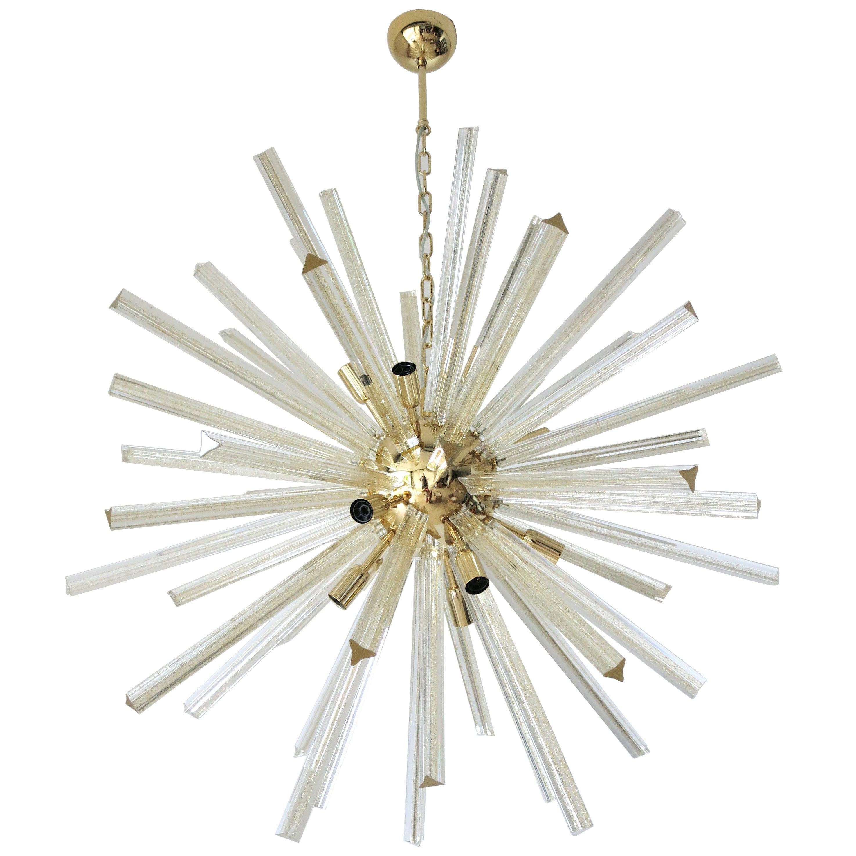 Lampadario Sputnik italiano con vetri di Murano soffiati a mano in tre punti con la tecnica Triedri e infusi con macchie d'oro, montato su una cornice placcata oro 24 carati / Disegnato da Fabio Bergomi per Fabio Ltd ispirato a Venini / Made in