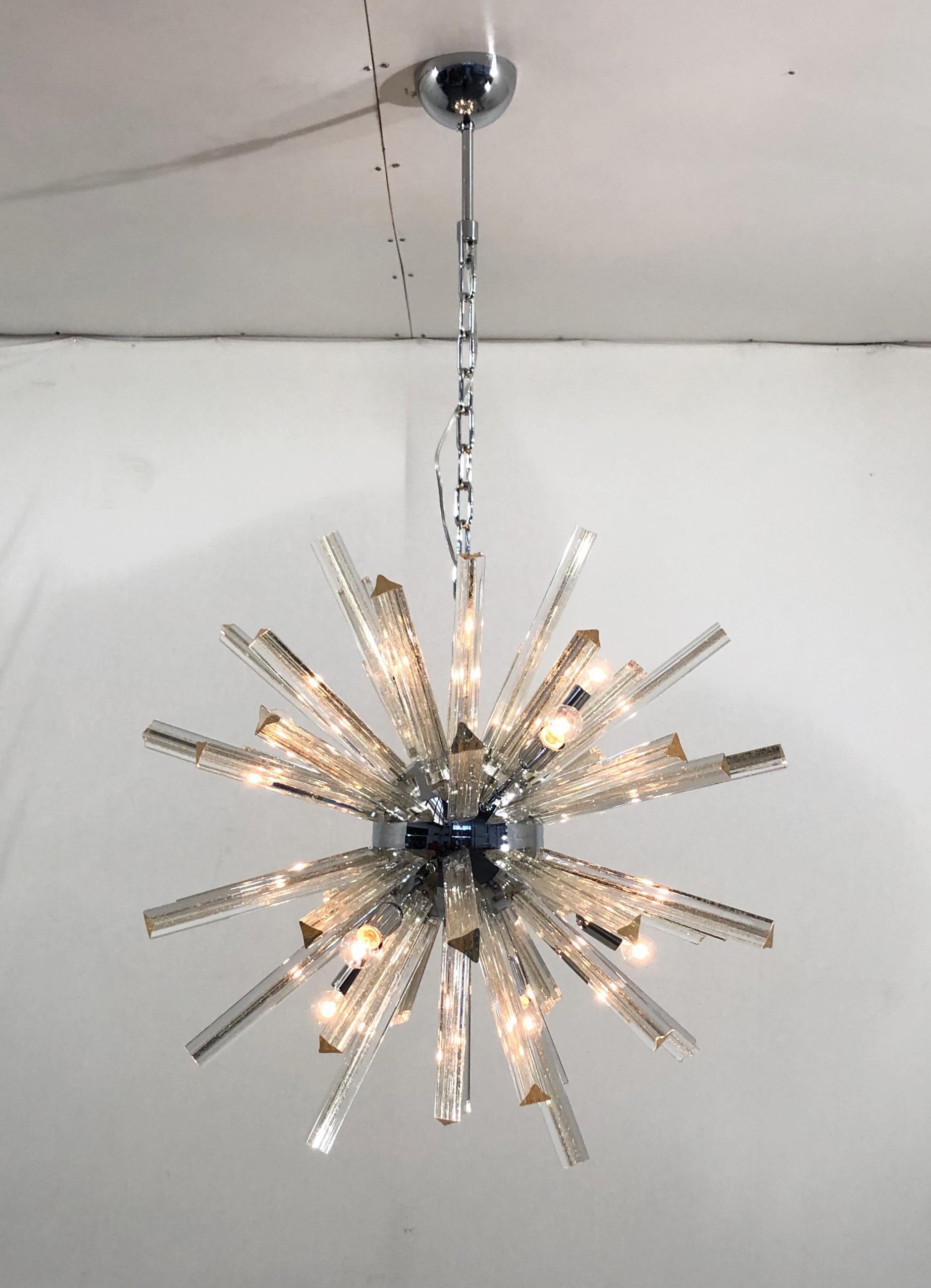 Mid-Century moderno Lampadario Oro Sputnik di Fabio Ltd in vendita