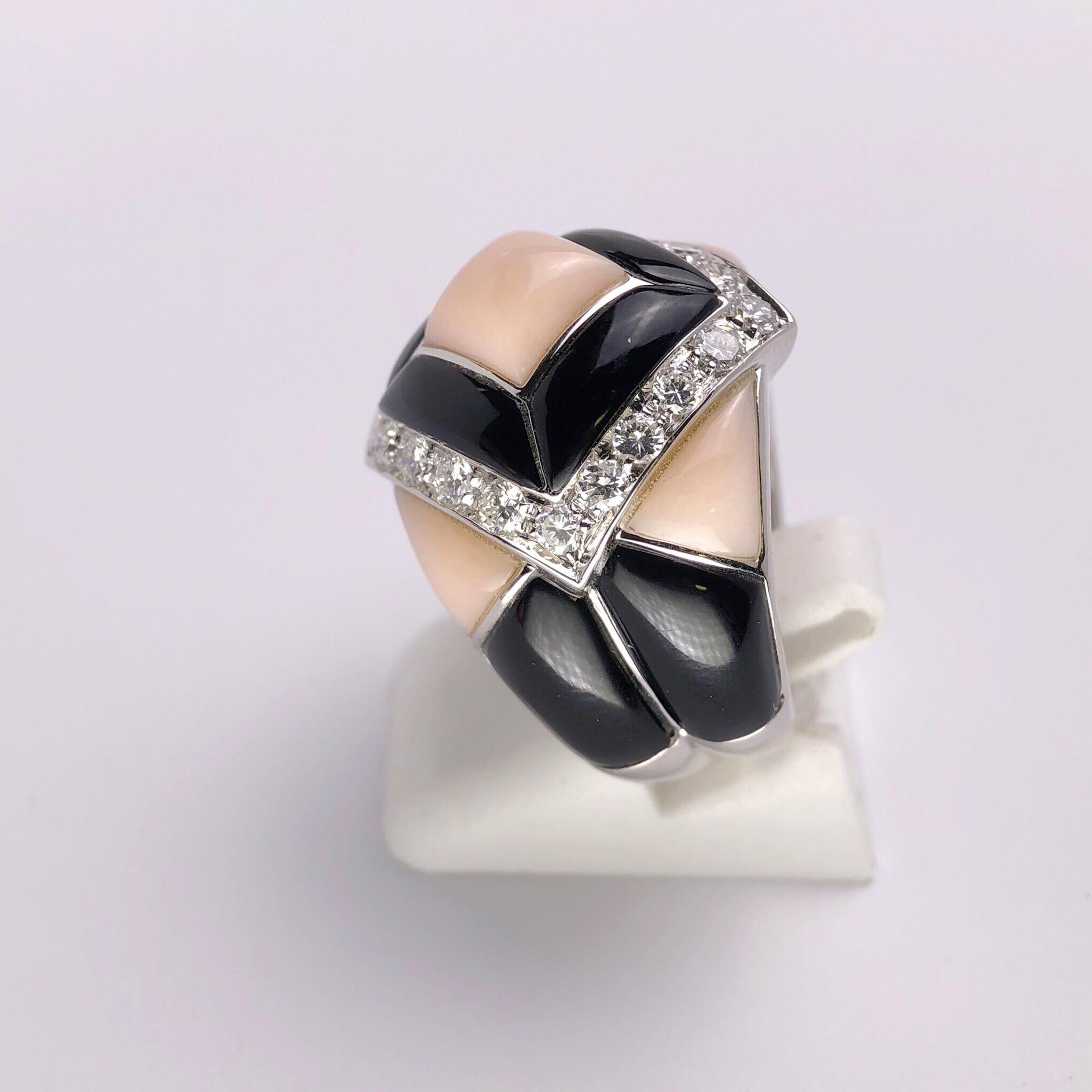 Art déco Bague Oro Trend en or blanc 18 carats, diamant de 0,85 carat, onyx noir et corail rose en vente