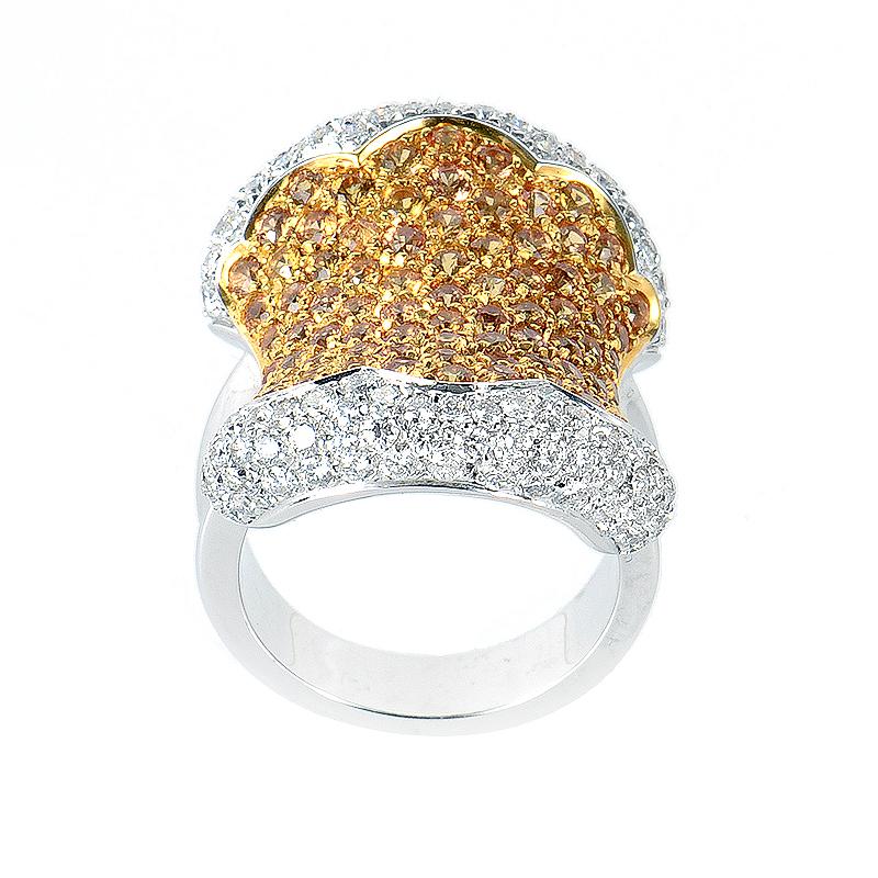 Este anillo de Oro Trend es fabuloso y brilla con diamantes. Es de oro blanco de 18 quilates y lleva ~1,87 ct de diamantes y ~3,60 ct de zafiros amarillos.
