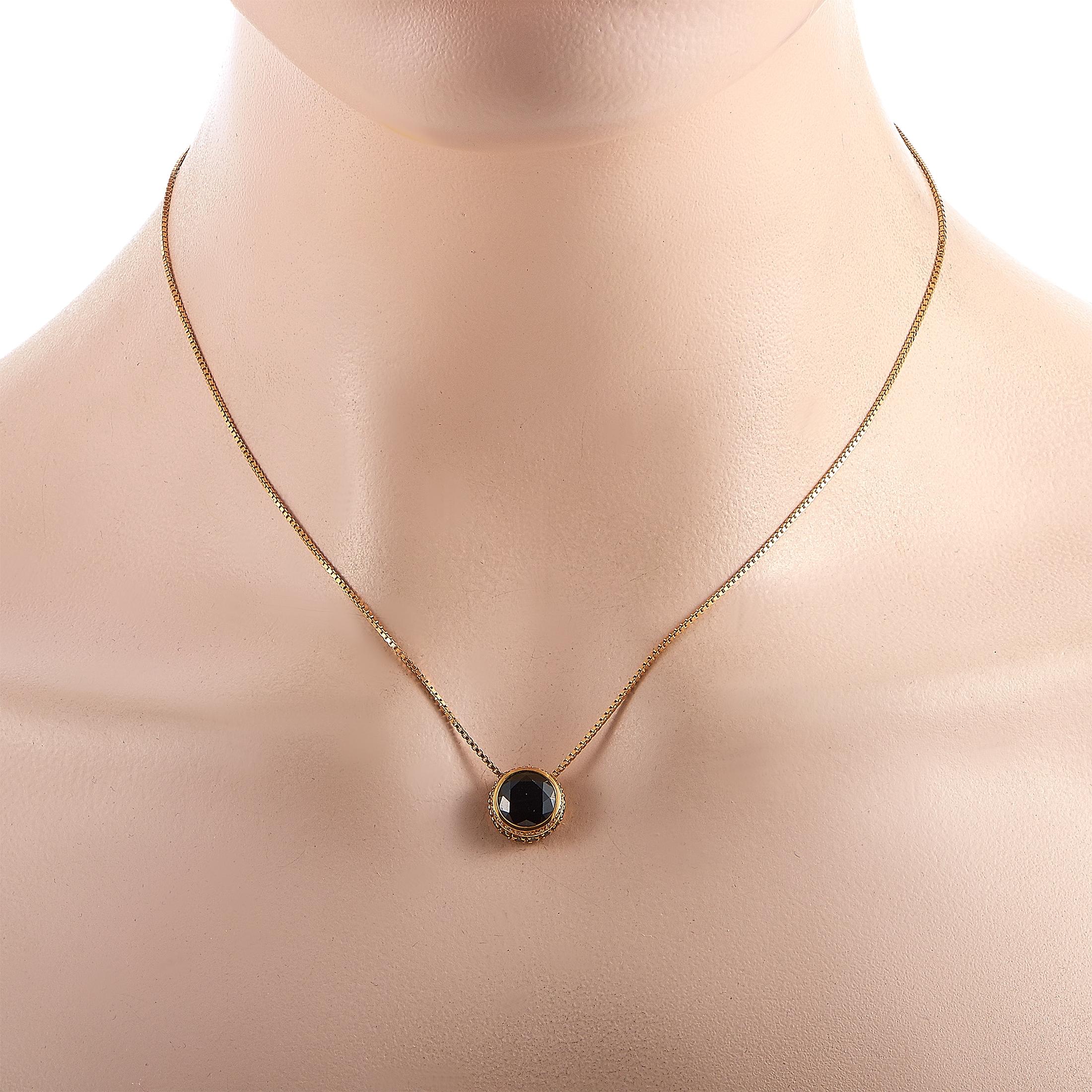 This Oro Trend necklace is made of 18K yellow gold and embellished with an onyx and with white and black diamonds that total 0.12 and 0.38 carats respectively. The necklace weighs 7 grams and is presented with a 16” chain, boasting a pendant that