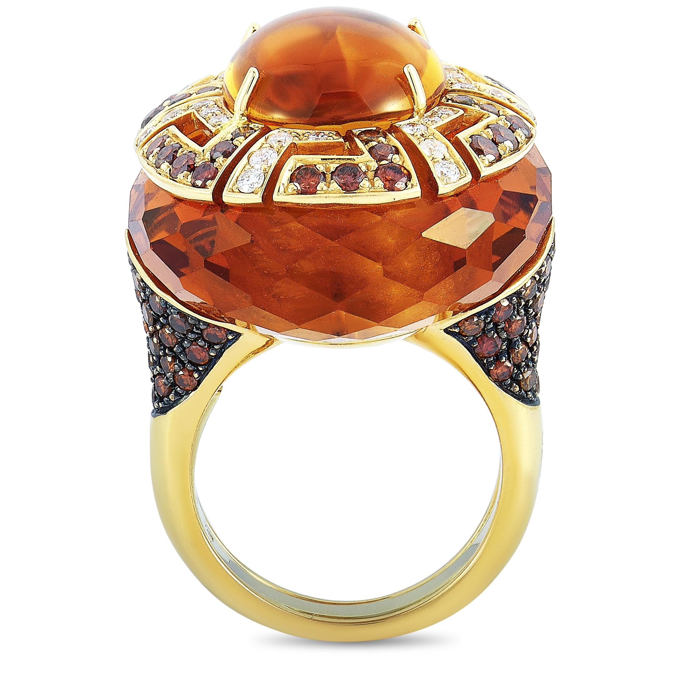 This Oro Trend ring is made of 18K rose gold and weighs 24.2 grams, boasting band thickness of 3 mm and top height of 15 mm, while top dimensions measure 22 by 27 mm. The ring is embellished with citrine and with white and brown diamonds that total