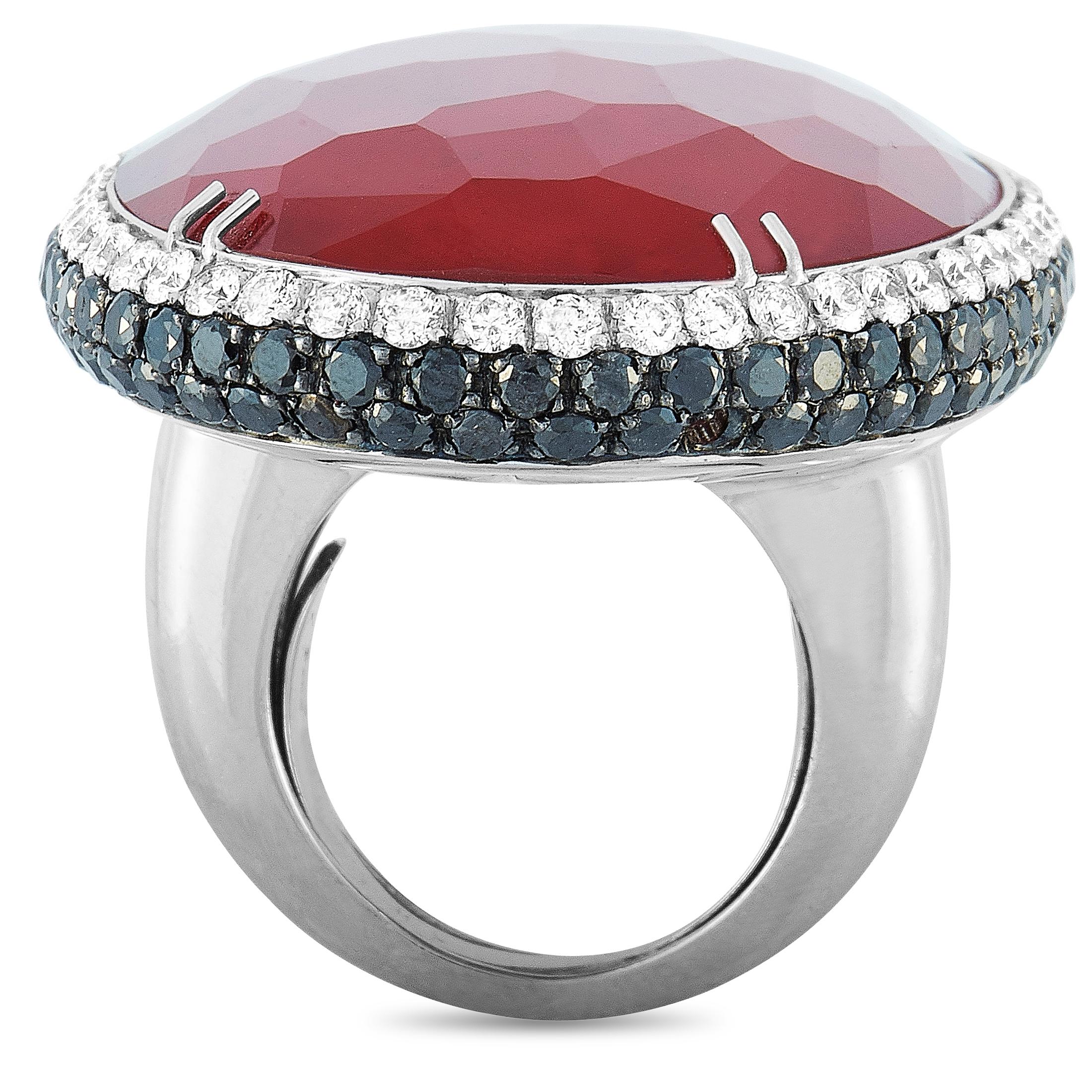This Oro Trend ring is made of 18K white gold and weighs 39.3 grams, boasting band thickness of 4 mm and top height of 11 mm, while top dimensions measure 33 by 42 mm. The ring is embellished with a carnelian and with white and black diamonds that