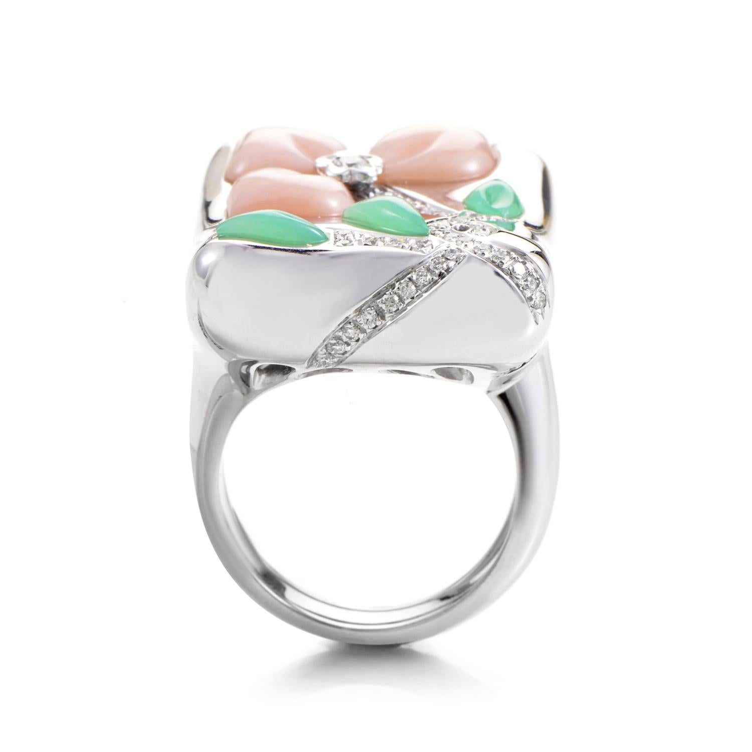 With the pleasing nuances of the magnificent jade and coral stones adorning the top of the 18K white gold body in a lovely floral decoration, this splendid ring from Oro Trend is also graced with the sparkle of diamonds totaling 0.40ct.
