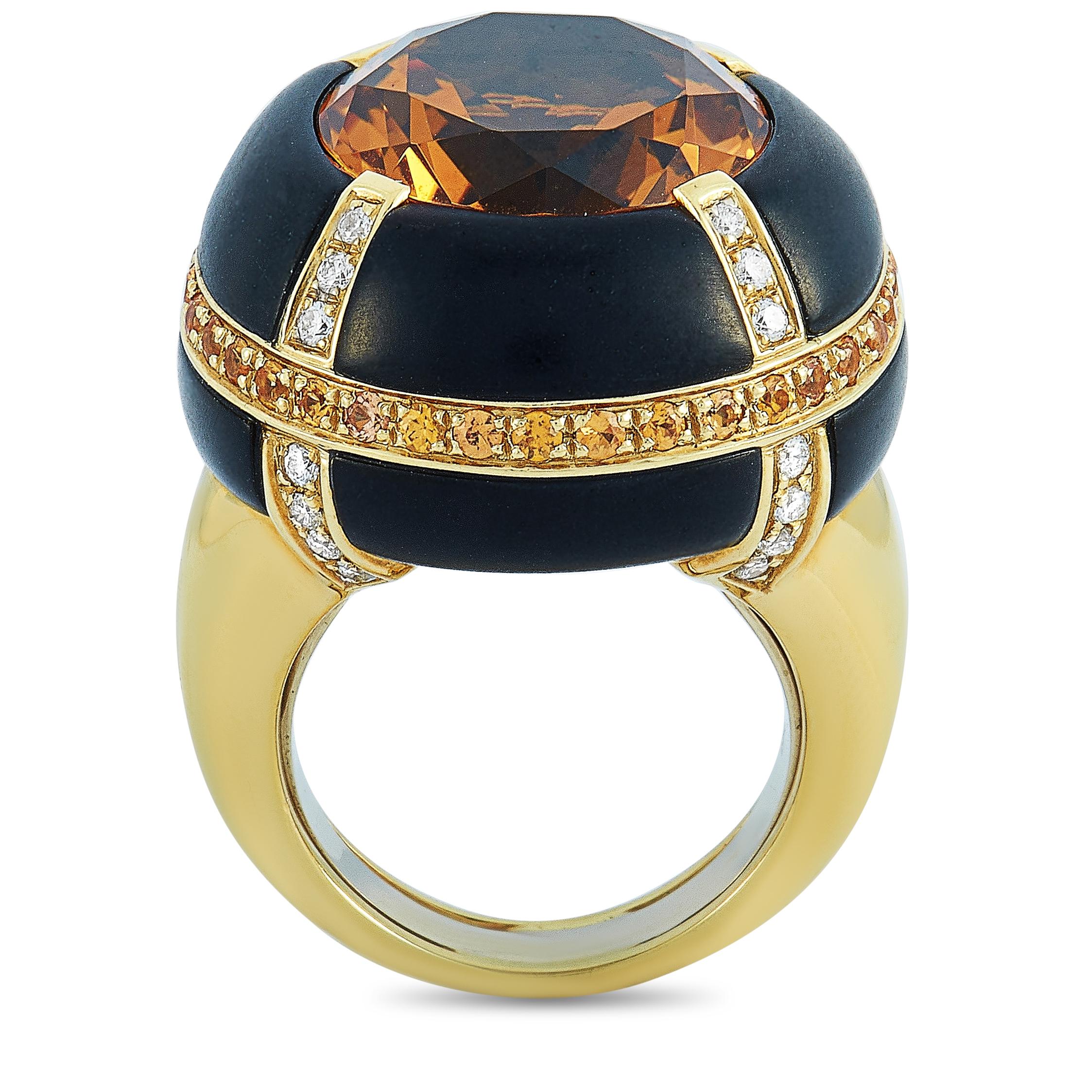 This Oro Trend ring is made of 18K yellow gold and weighs 23.3 grams, boasting band thickness of 4 mm and top height of 15 mm, while top dimensions measure 24 by 24 mm. The ring is embellished with a citrine, a total of 0.37 carats of diamonds, and