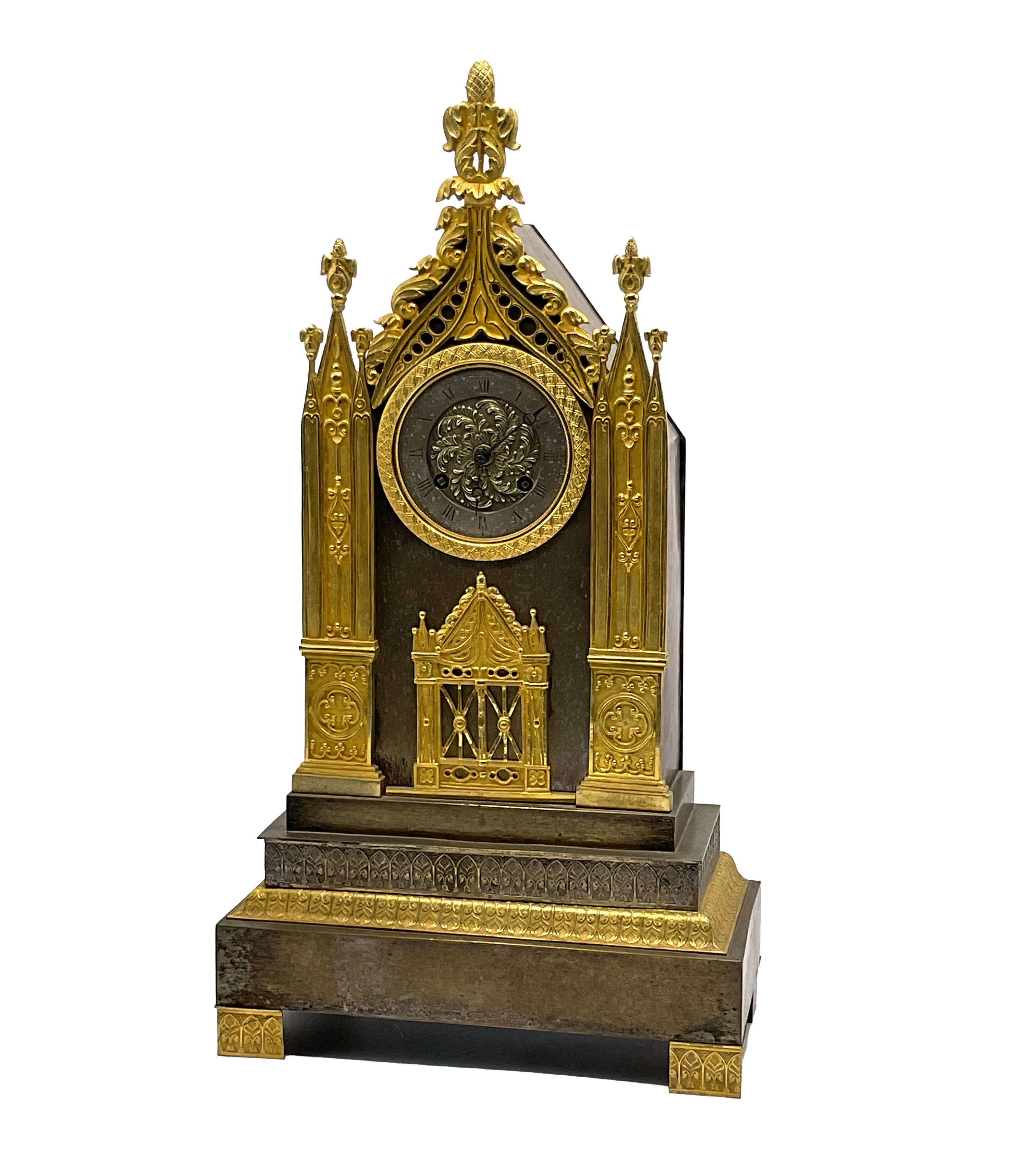 Rare and elegant stand clock
from the refined architectural form.
Burnished bronze and gilded bronze structure; support structure of rectangular shape with several orders of decorations; front embellished with two tall gilded bronze columns with a