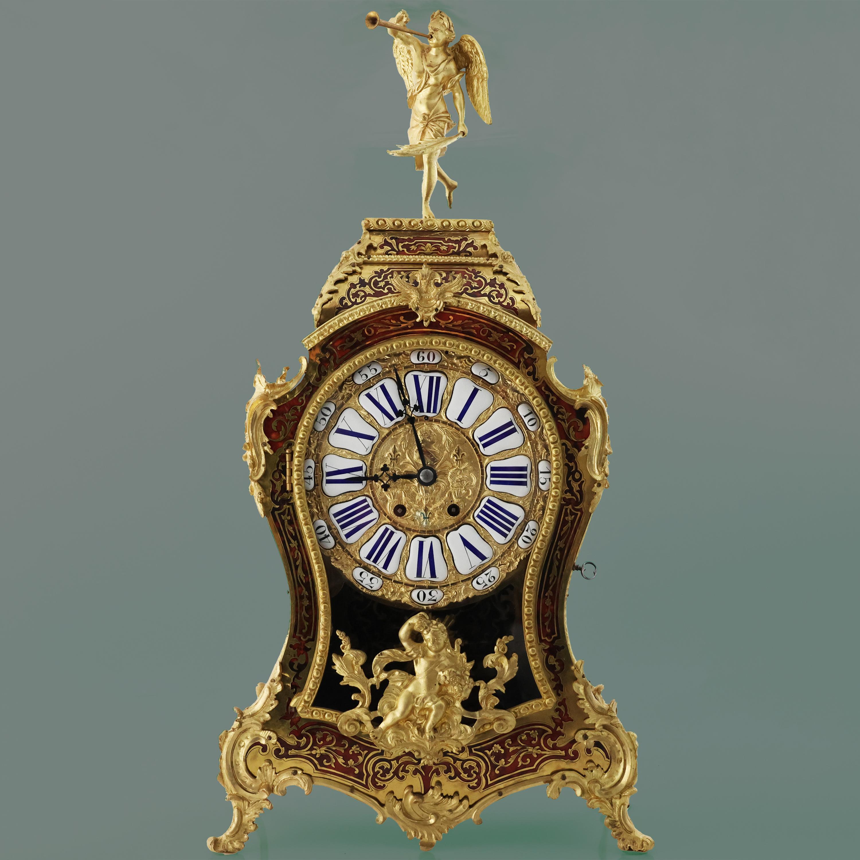 Descrizione
Orologio antico rococò francese originale. Intarsio Boulle e montato con pregiato bronzo dorato. Bella forma rococò con porta in vetro per consentire di vedere il pendolo a raggiera che oscilla dolcemente all'interno. Anche l'interno è